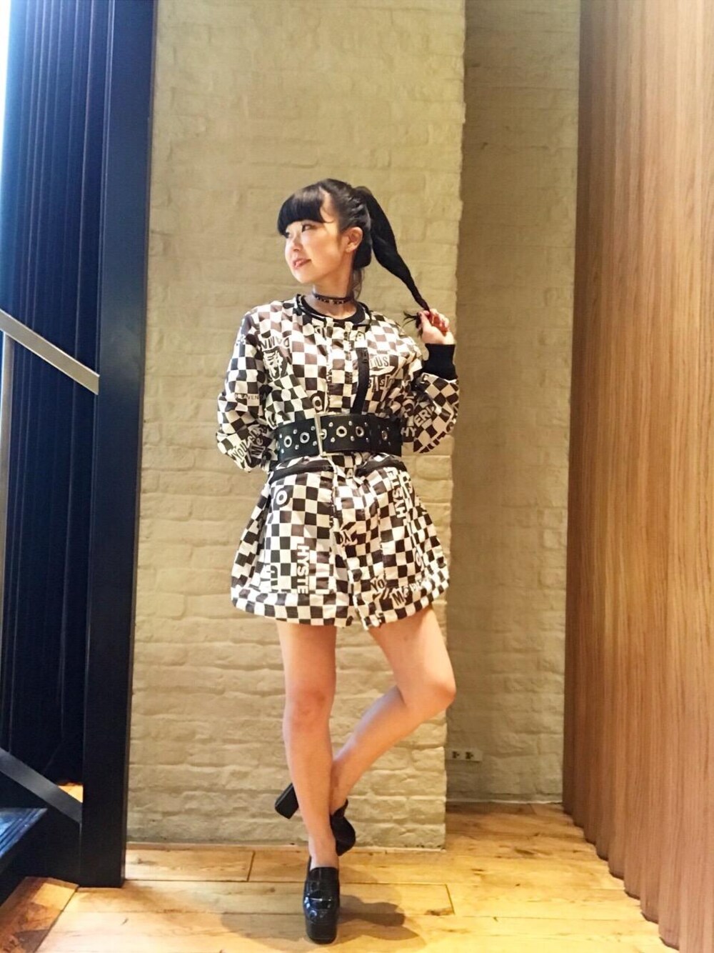 「ワントーンコーデ、大人カジュアル、ウエストマーク、Hysteric Glamour、ワンピ風、チェッカーフラッグ」｜「HYSTERIC GLAMOURのHYSTERIC BEAR チャームチョーカー（チョーカー、ブラック系）」を使った、fukuchanさん（レディース・154cm）の秋コーディネートの1枚目の写真