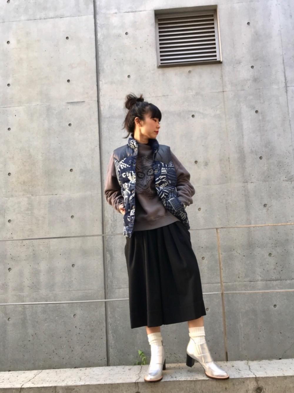 「カジュアル、ダウンベスト、コラボ、大人カジュアル、Hysteric Glamour、キュロット、デニムジャガード」｜「HYSTERIC GLAMOURのQ&Q×HYSTERIC/RAIBOW PANDA SMILE SOLARウォッチ（アナログ腕時計、ホワイト系）」を使った、fukuchanさん（レディース・154cm）の秋コーディネートの1枚目の写真