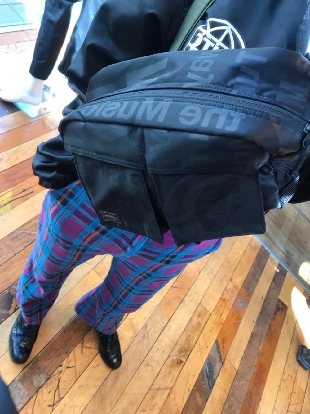 「カジュアル、コラボ、ストリート、PORTER、大人カジュアル、ウエストマーク、ポーター、Hysteric Glamour、ウエストバッグ」｜「HYSTERIC GLAMOURのCUTS TM コーチジャケット（ブルゾン、ブラック系）」を使った、fukuchanさん（レディース・154cm）の秋コーディネートの1枚目の写真