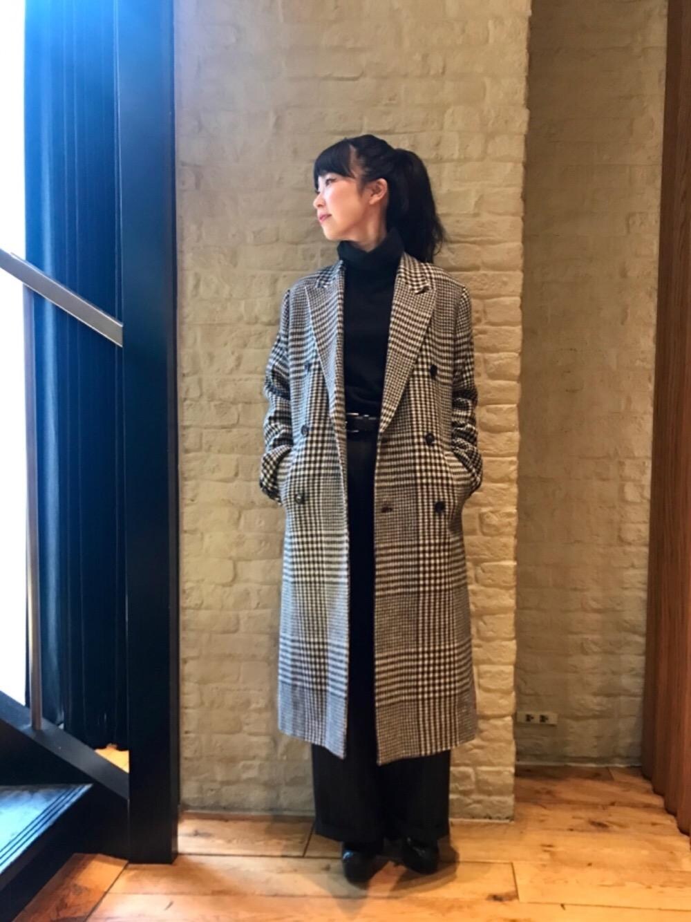 「チェスターコート、スラックス、パーティスタイル、タートルネック、タートル、ロングコート、大人カジュアル、クリスマス、Hysteric Glamour」｜「HYSTERIC GLAMOURの2タックワイドスラックスパンツ（スラックス、ブラック系）」を使った、fukuchanさん（レディース・154cm）の冬コーディネートの1枚目の写真