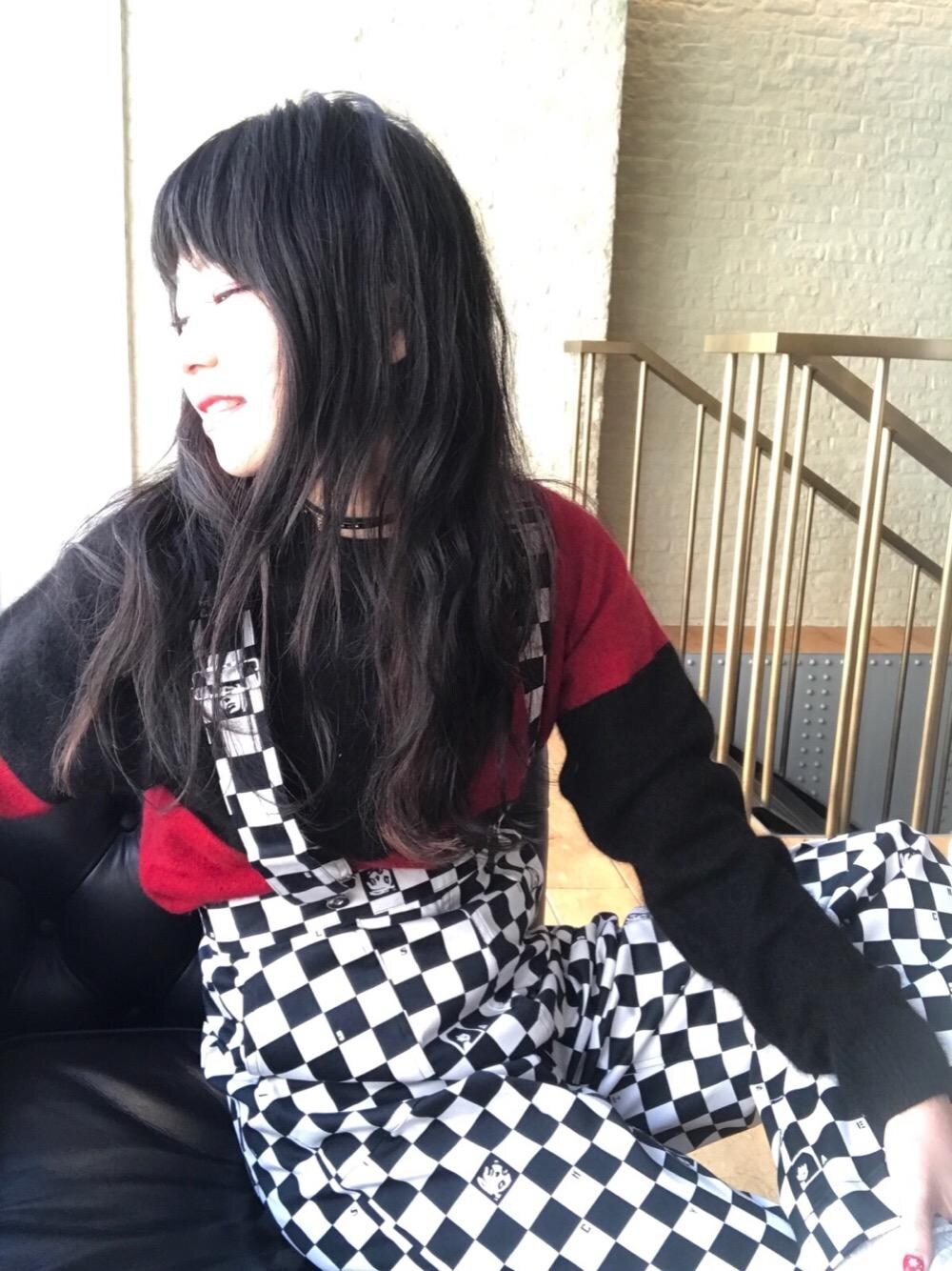 「カジュアル、サスペンダー、大人カジュアル、コラボレーション、クリスマス、Hysteric Glamour、チェッカーフラッグ」｜「HYSTERIC GLAMOURのGV1831016 CHCKERD PATTERN COTTON TROUSERS（サロペット/オーバーオール、ブラック系）」を使った、fukuchanさん（レディース・154cm）の冬コーディネートの1枚目の写真