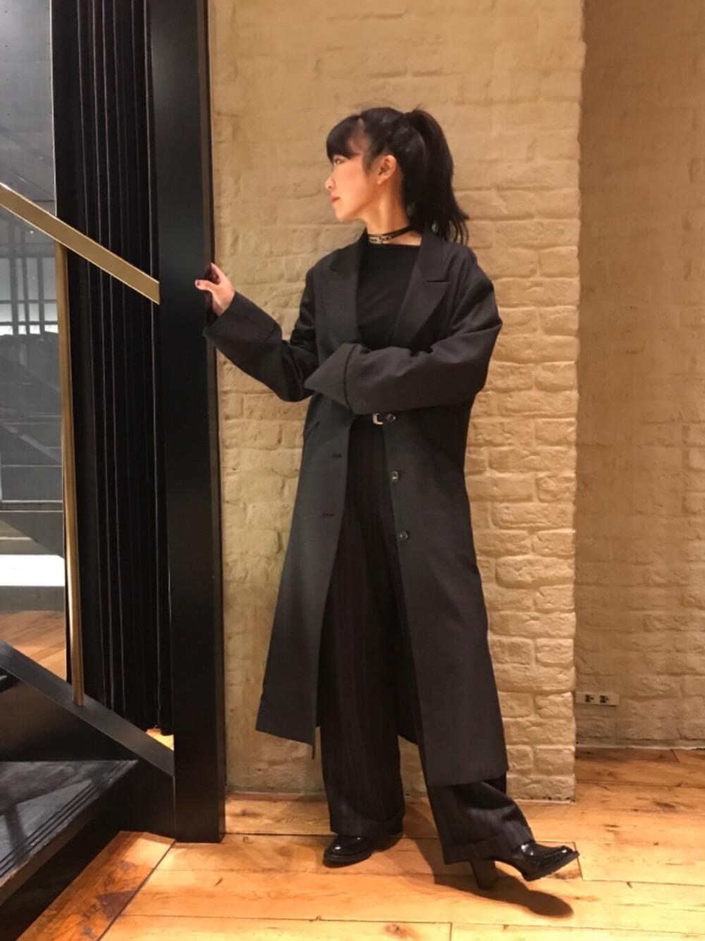 「ロック、パーティスタイル、ワイドパンツ、Hysteric Glamour、ロングジャケット」｜「HYSTERIC GLAMOURのAラインコート（チェスターコート、ブラック系）」を使った、fukuchanさん（レディース・154cm）の冬コーディネートの1枚目の写真