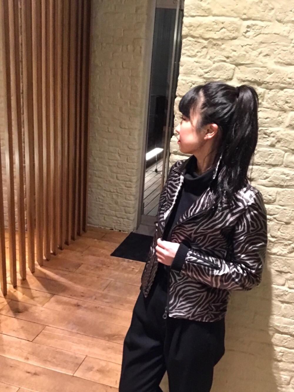 「レザージャケット、ライダース、ロック、スラックス、Hysteric Glamour、ダブルライダース、春コーデ、ゼブラ」｜「HYSTERIC GLAMOURのラムメタルレザー ZEBRA ダブルライダースジャケット（ライダースジャケット、シルバー系）」を使った、fukuchanさん（レディース・154cm）の冬コーディネートの1枚目の写真