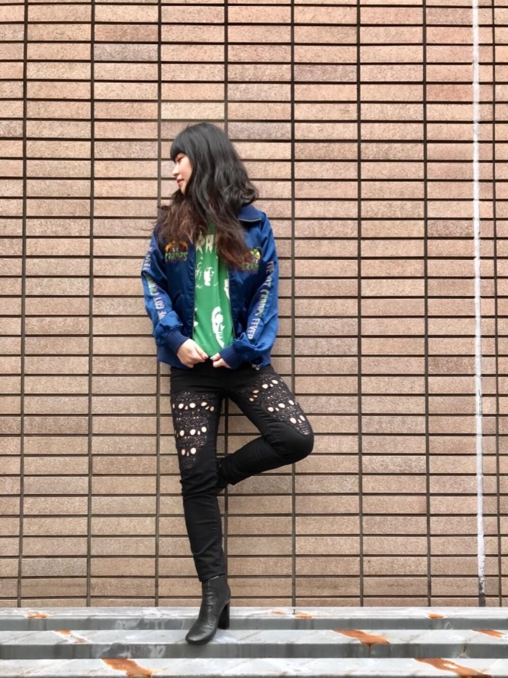 「スカジャン、スキニーパンツ、ロック、コラボレーション、青、Hysteric Glamour、春コーデ、ﾌﾞﾗｯｸﾊﾟﾝﾂ、cramps」｜「HYSTERIC GLAMOURのSKULL LACES刺繍 ストレッチチノスリムパンツ（チノパンツ、ブラック系）」を使った、fukuchanさん（レディース・154cm）の冬コーディネートの1枚目の写真