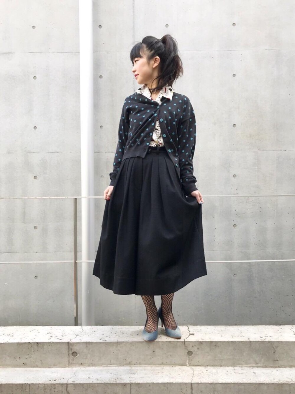 「カーディガン、水玉、フリル、大人カジュアル、Hysteric Glamour、キュロット、春コーデ、青山コーデ」｜「HYSTERIC GLAMOURのDENIM POINTED TOE パンプス（パンプス、ブルー系）」を使った、fukuchanさん（レディース・154cm）の冬コーディネートの1枚目の写真