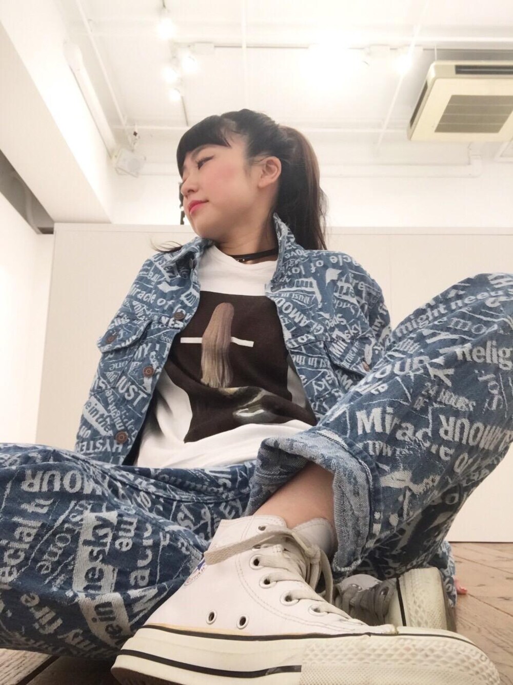 「セットアップ、カジュアル、ストリート、大人カジュアル、Gジャン、Hysteric Glamour、オールスター、インディゴ、春コーデ、デニムオンデニム」｜「HYSTERIC GLAMOURのRIDE ON TIMEジャカード USED加工デニムGジャン（デニムジャケット、ブルー系）」を使った、fukuchanさん（レディース・154cm）の春コーディネートの1枚目の写真