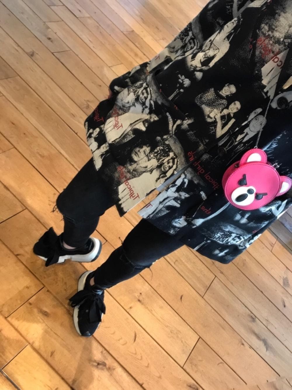 ホワイト系のTシャツ/カットソー、ブラック系のテーラードジャケット、ブラック系のデニムパンツを着用したレディースの春コーディネートの1枚目の写真