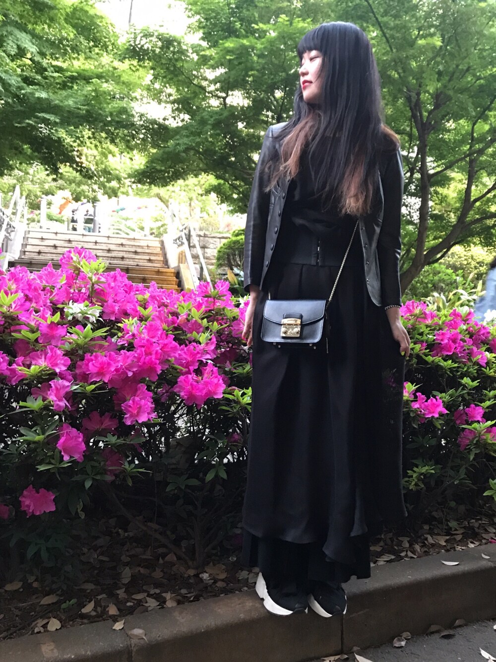 「休日スタイル、シンプルコーデ、低身長、モード、ブラックコーデ、スニーカー、厚底、MM6、hystericglamour、UN3D.」｜「MM6 Maison MargielaのMM6 Maison Margiela スニーカー（スニーカー、ブラック系）」を使った、fukuchanさん（レディース・154cm）の春コーディネートの1枚目の写真