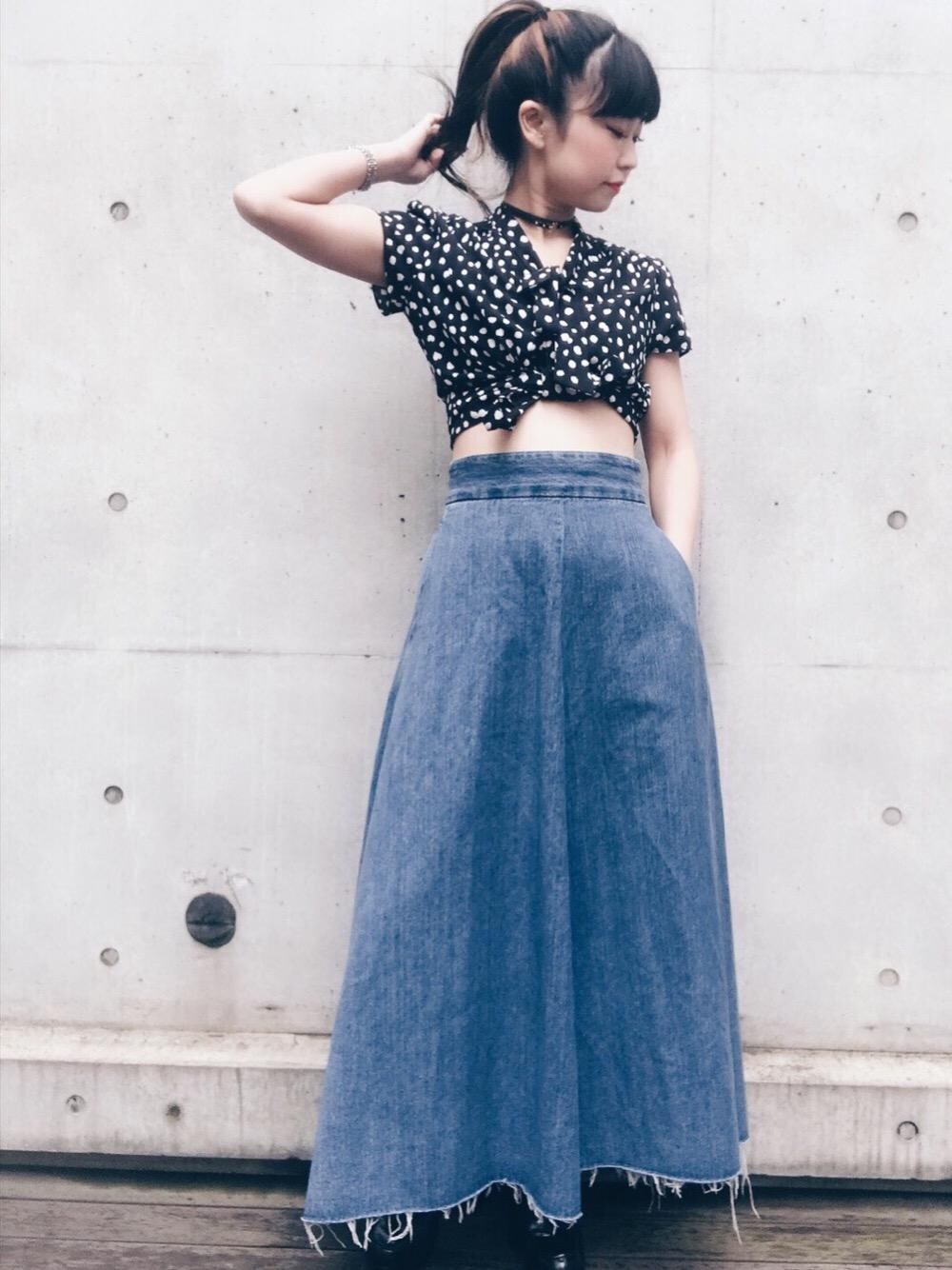「デニム、デニムスカート、ロングスカート、Hysteric Glamour、低身長、ヒステリックグラマー、表参道」｜「HYSTERIC GLAMOURのUSED加工 マキシフレアスカート（スカート、ブルー系）」を使った、fukuchanさん（レディース・154cm）の春コーディネートの1枚目の写真
