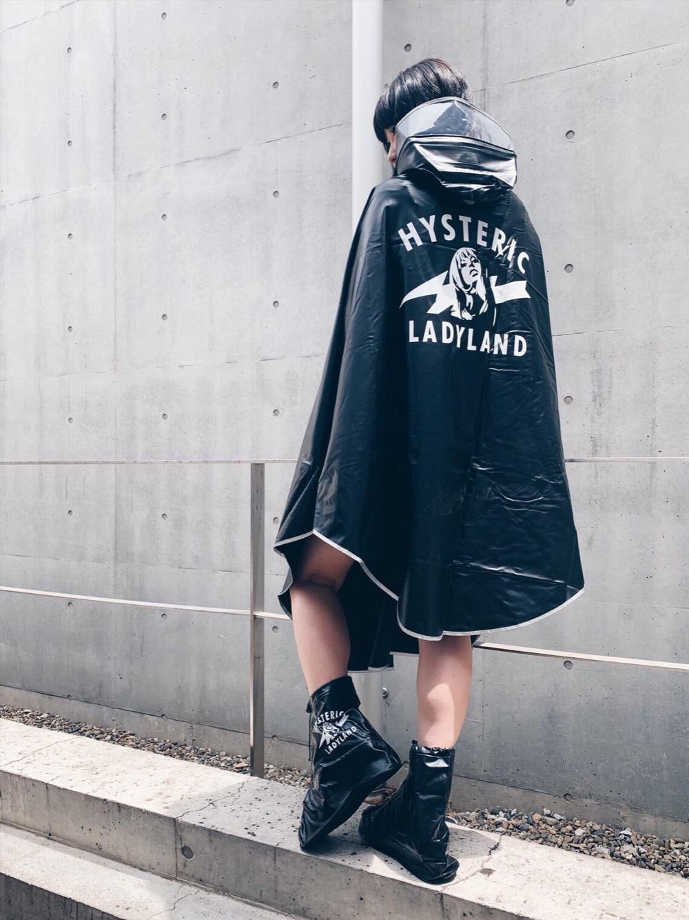 ブラック系の折りたたみ傘を着用したレディースの春コーディネートの1枚目の写真