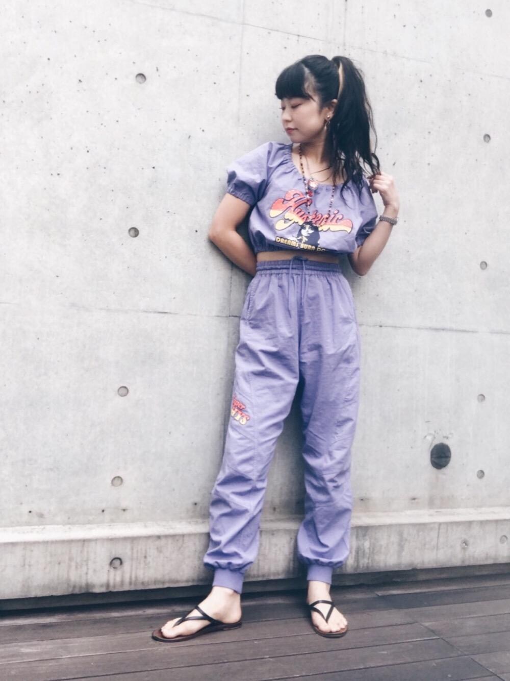 「セットアップ、カジュアル、Tシャツ、Hysteric Glamour、ヒステリックグラマー」｜「HYSTERIC GLAMOURのDREAM BURN DOWN pt チューブトップブラウス（チューブトップ、パープル系）」を使った、fukuchanさん（レディース・154cm）の夏コーディネートの1枚目の写真