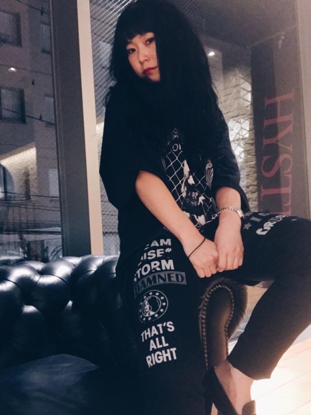 「オールブラック、コラボレーション、Hysteric Glamour、低身長、黒スキニー、青山、ヒステリックグラマー、ビックＴシャツ」｜「HYSTERIC GLAMOURのNIAGARA/CONSPIRACY pt ワンピース（ワンピース、ブラック系）」を使った、fukuchanさん（レディース・154cm）の秋コーディネートの1枚目の写真