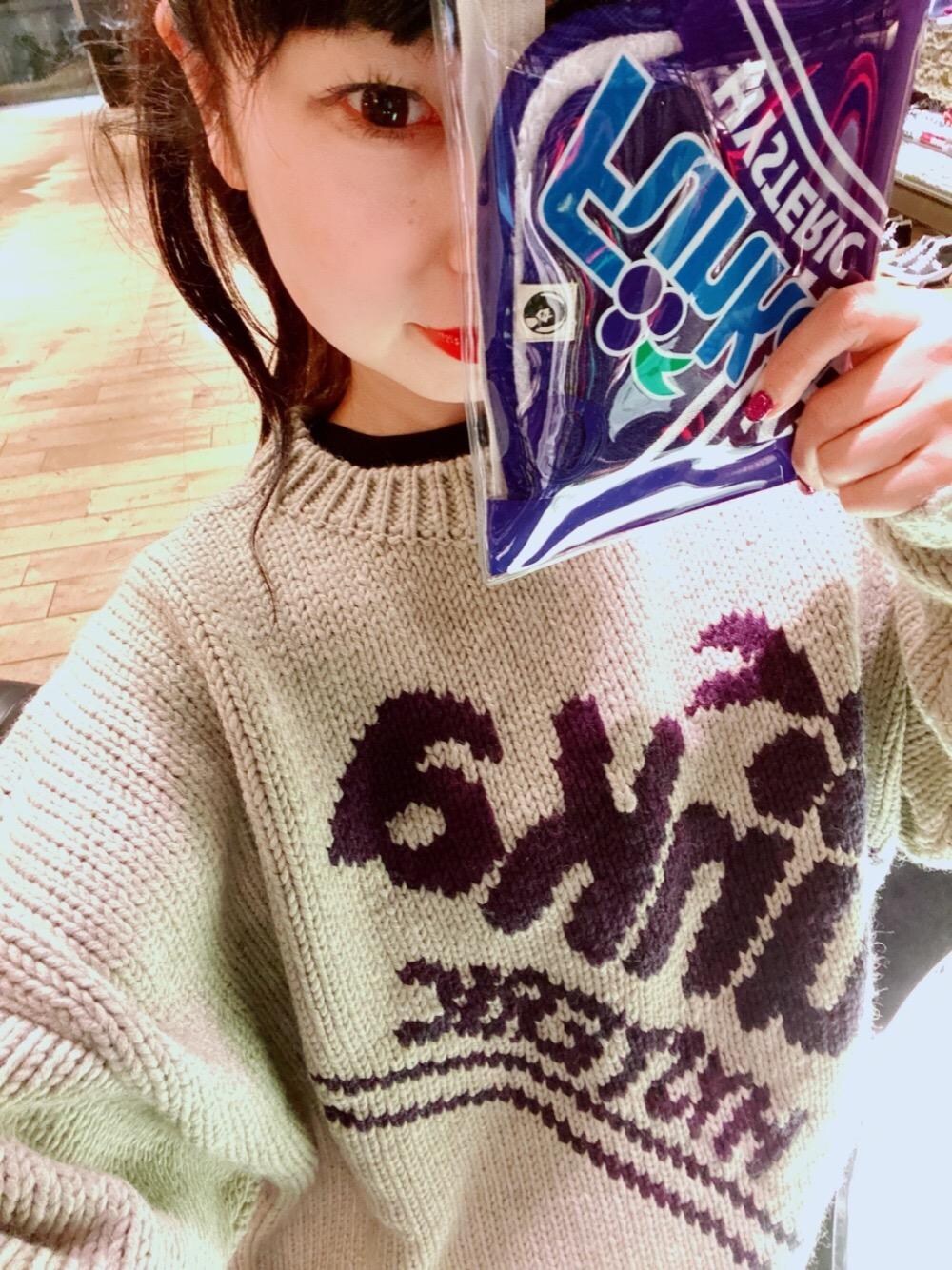「冬コーデ、タオル、Hysteric Glamour、低身長、ヒステリックグラマー、ストリートコーデ、ニットコーデ、クリアケース」｜「HYSTERIC GLAMOURのFUNKAポーチ＋ハンカチセット（ハンカチ/ハンドタオル、パープル系）」を使った、fukuchanさん（レディース・154cm）の秋コーディネートの1枚目の写真