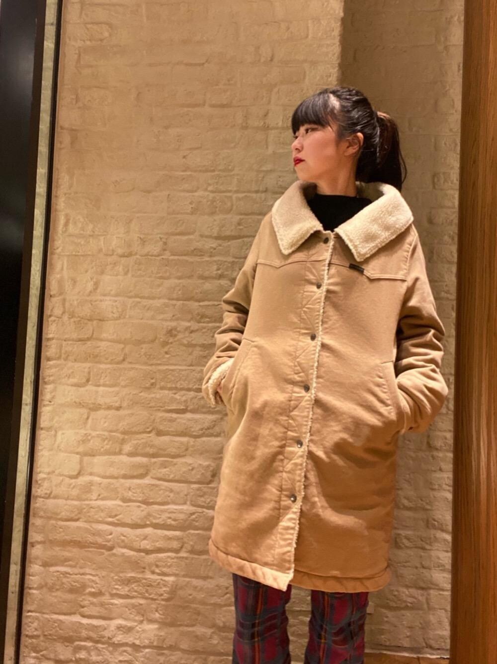 「ビッグシルエット、ボア、冬コーデ、Hysteric Glamour、ボアジャケット、低身長、カジュアルコーデ、ヒステリックグラマー」｜「HYSTERIC GLAMOURのTHE GHOST WOLVES/GRANDMA’S REBEL ワンピース（スウェット、ブラック系）」を使った、fukuchanさん（レディース・154cm）の冬コーディネートの1枚目の写真