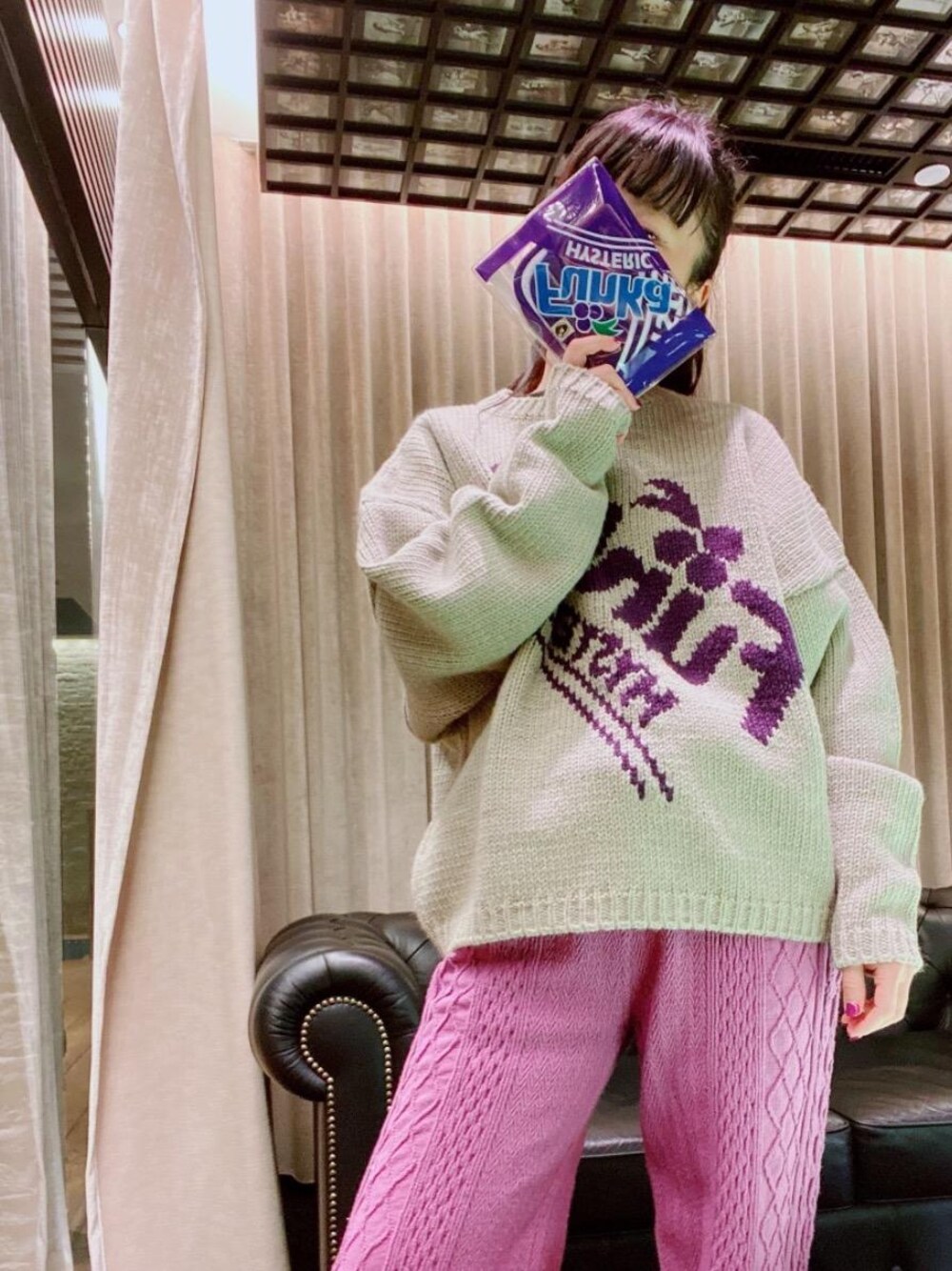 「ニット、冬コーデ、タオル、Hysteric Glamour、低身長、ラフコーデ、ヒステリックグラマー、ニットコーデ」｜「HYSTERIC GLAMOURのFUNKAポーチ＋ハンカチセット（ハンカチ/ハンドタオル、パープル系）」を使った、fukuchanさん（レディース・154cm）の冬コーディネートの1枚目の写真