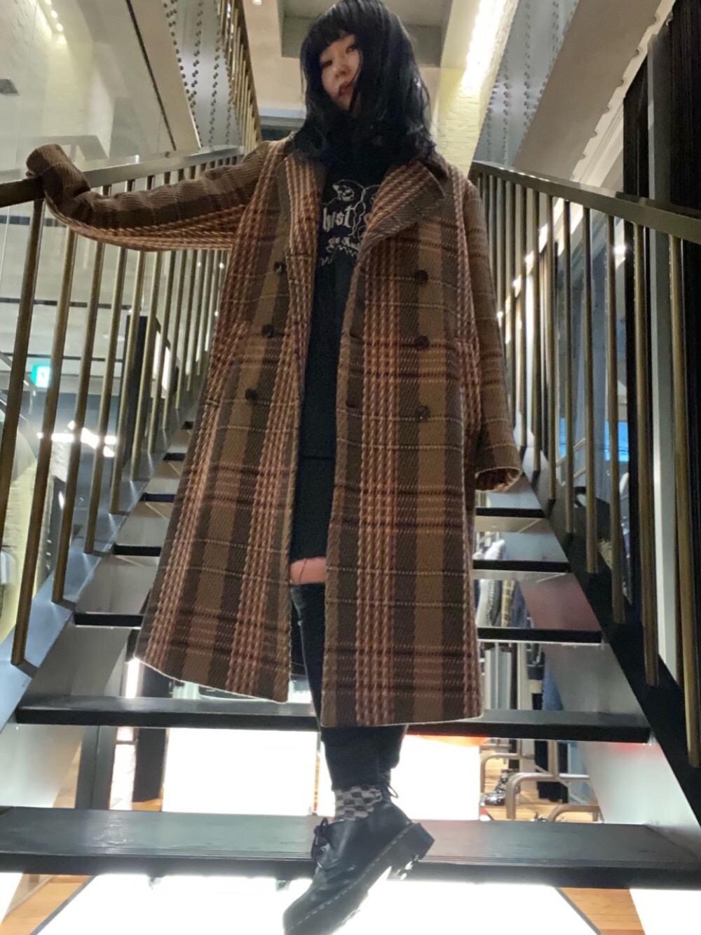 「チェスター、冬コーデ、ロングコート、ドクターマーチン、Hysteric Glamour、ヒステリックグラマー、HYSTERICS、冬アウター」｜「HYSTERIC GLAMOURのSU加工ISKOツイル スキニーパンツ（その他パンツ、ブラック系）」を使った、fukuchanさん（レディース・154cm）の冬コーディネートの1枚目の写真