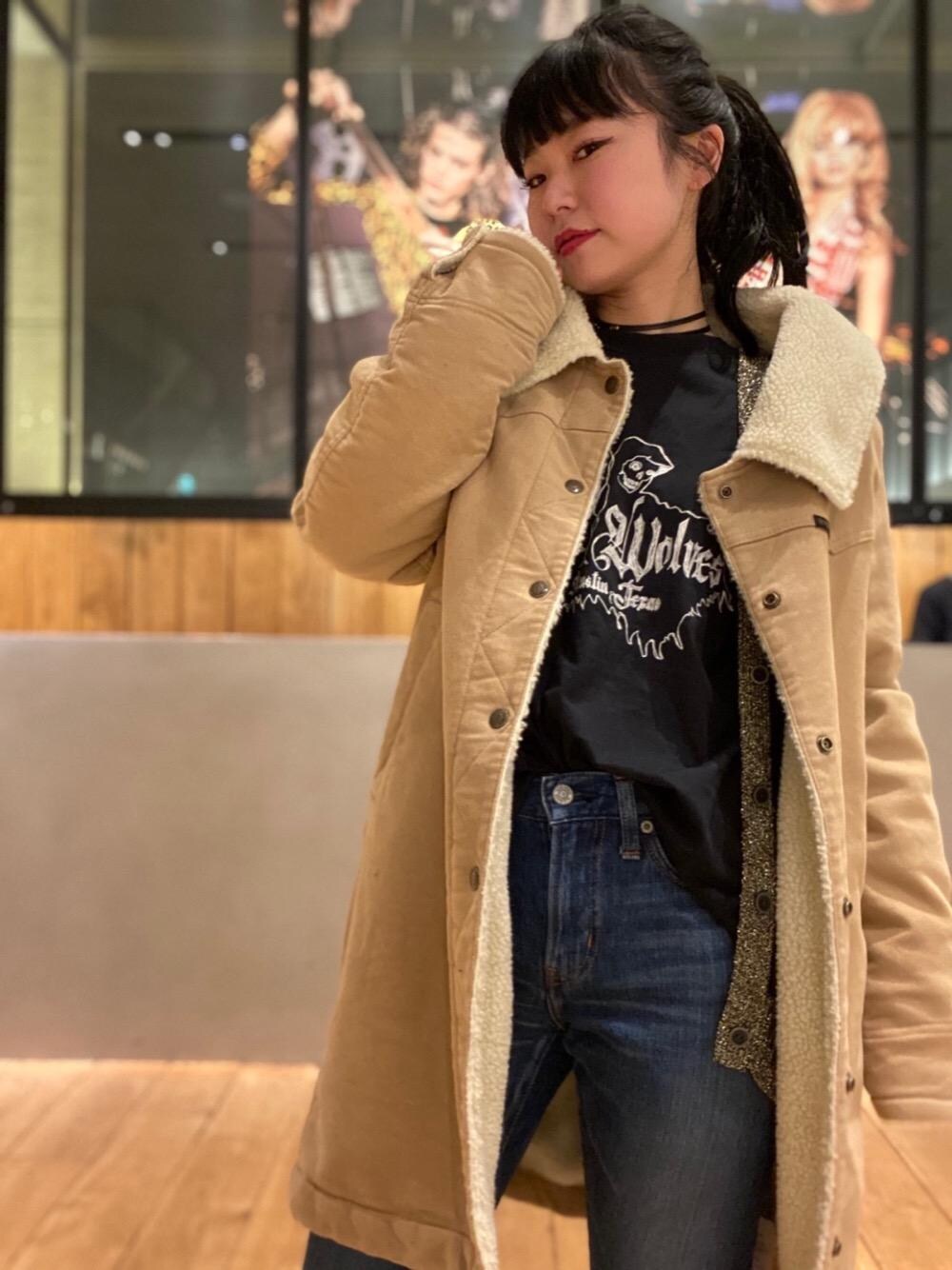 「デニム、ボア、冬コーデ、ロンT、Hysteric Glamour、低身長、ヒステリックグラマー、ブーツカット、thee hysteric xxx」｜「HYSTERIC GLAMOURのCHUNKY HEEL SKINNY PYTHONショートブーツ（ブーツ、ベージュ系）」を使った、fukuchanさん（レディース・154cm）の冬コーディネートの1枚目の写真