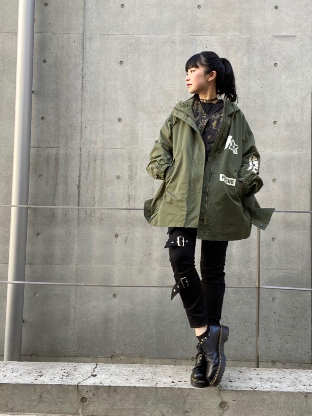 「ミリタリー、Hysteric Glamour、春コーデ、黒スキニー、ヒステリックグラマー、アメカジコーデ、パンクコーデ、thee hysteric xxx」｜「HYSTERIC GLAMOURのストレッチチノ ボンデージスリムパンツ（その他パンツ、ブラック系）」を使った、fukuchanさん（レディース・154cm）の冬コーディネートの1枚目の写真