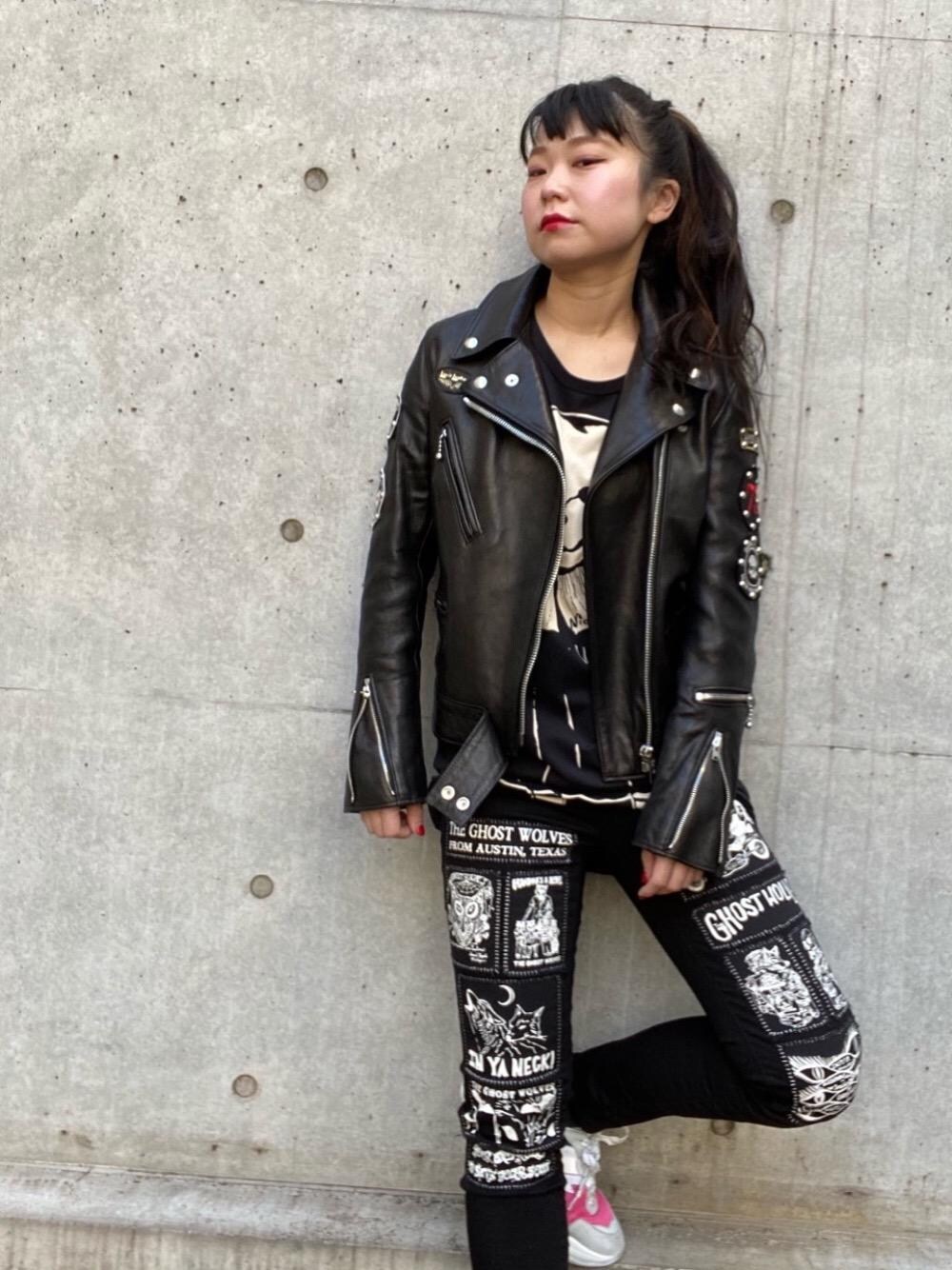 「ライダース、Hysteric Glamour、ダブルライダース、春コーデ、ヒステリックグラマー、パンクコーデ」｜「HYSTERIC GLAMOURのTHE GHOST WOLVES/GHOST WOLVES COLLAGE pt PATCHリメイクスリムパンツ（チノパンツ、ブラック系）」を使った、fukuchanさん（レディース・154cm）の冬コーディネートの1枚目の写真