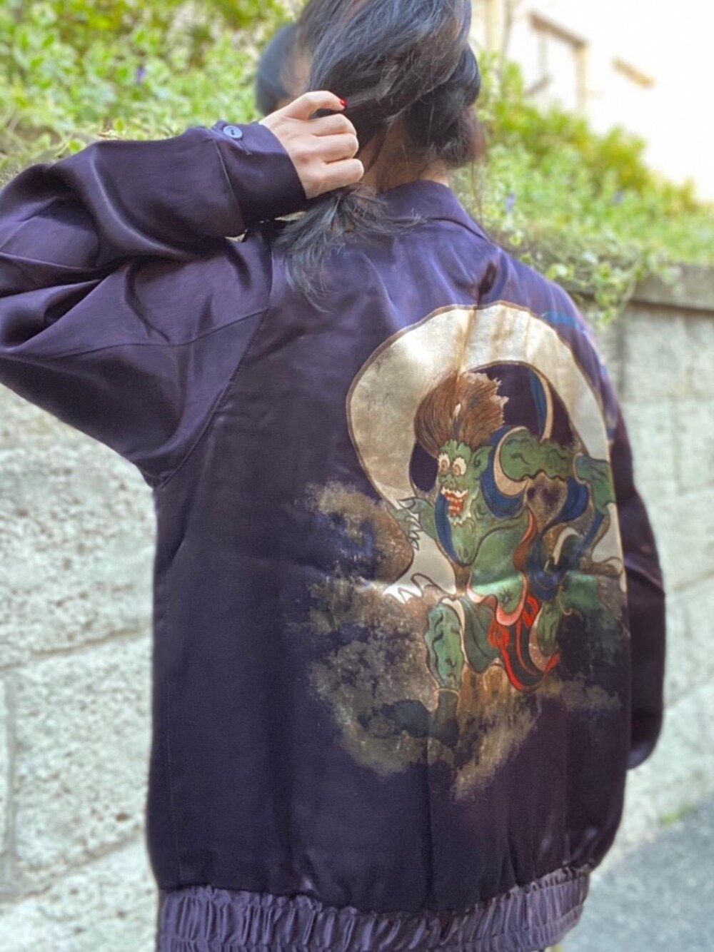 「ブルゾン、Hysteric Glamour、春コーデ、スーベニアジャケット、ヒステリックグラマー、風神雷神」｜「HYSTERIC GLAMOURのスラックスパンツ（スラックス、ホワイト系）」を使った、fukuchanさん（レディース・154cm）の春コーディネートの1枚目の写真