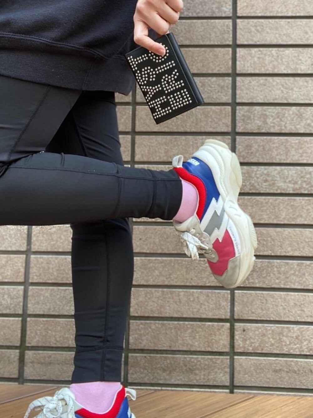 「スニーカー、財布、Hysteric Glamour、ヒステリックグラマー、レザーコーデ、ミニ財布」｜「HYSTERIC GLAMOURのVOLUME SOLE スニーカー（スニーカー、その他）」を使った、fukuchanさん（レディース・154cm）の春コーディネートの1枚目の写真