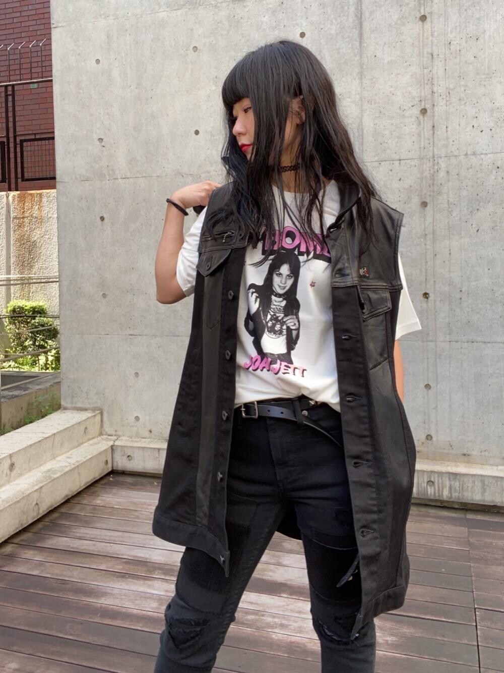 「Tシャツ、ベスト、コラボレーション、Hysteric Glamour、黒スキニー、ヒステリックグラマー、スタッズベルト、ロックコーデ」｜「HYSTERIC GLAMOURのSTUDS ベルト（ベルト、ブラック系）」を使った、fukuchanさん（レディース・154cm）の秋コーディネートの1枚目の写真