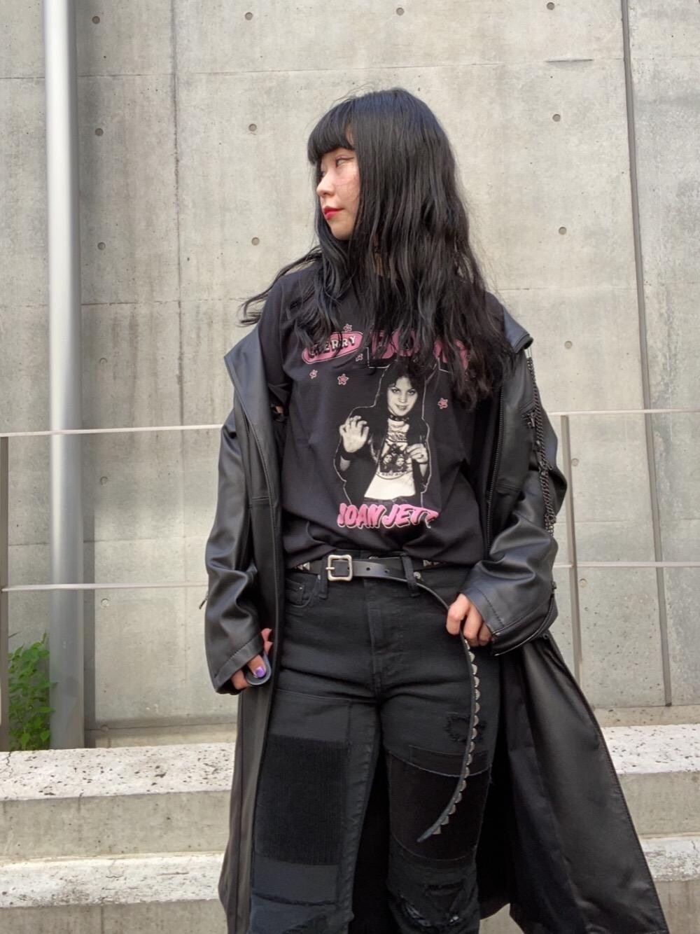 「Tシャツ、コラボレーション、Hysteric Glamour、ﾌﾞﾗｯｸﾊﾟﾝﾂ、ヒステリックグラマー」｜「HYSTERIC GLAMOURのSTUDS ベルト（ベルト、ブラック系）」を使った、fukuchanさん（レディース・154cm）の秋コーディネートの1枚目の写真