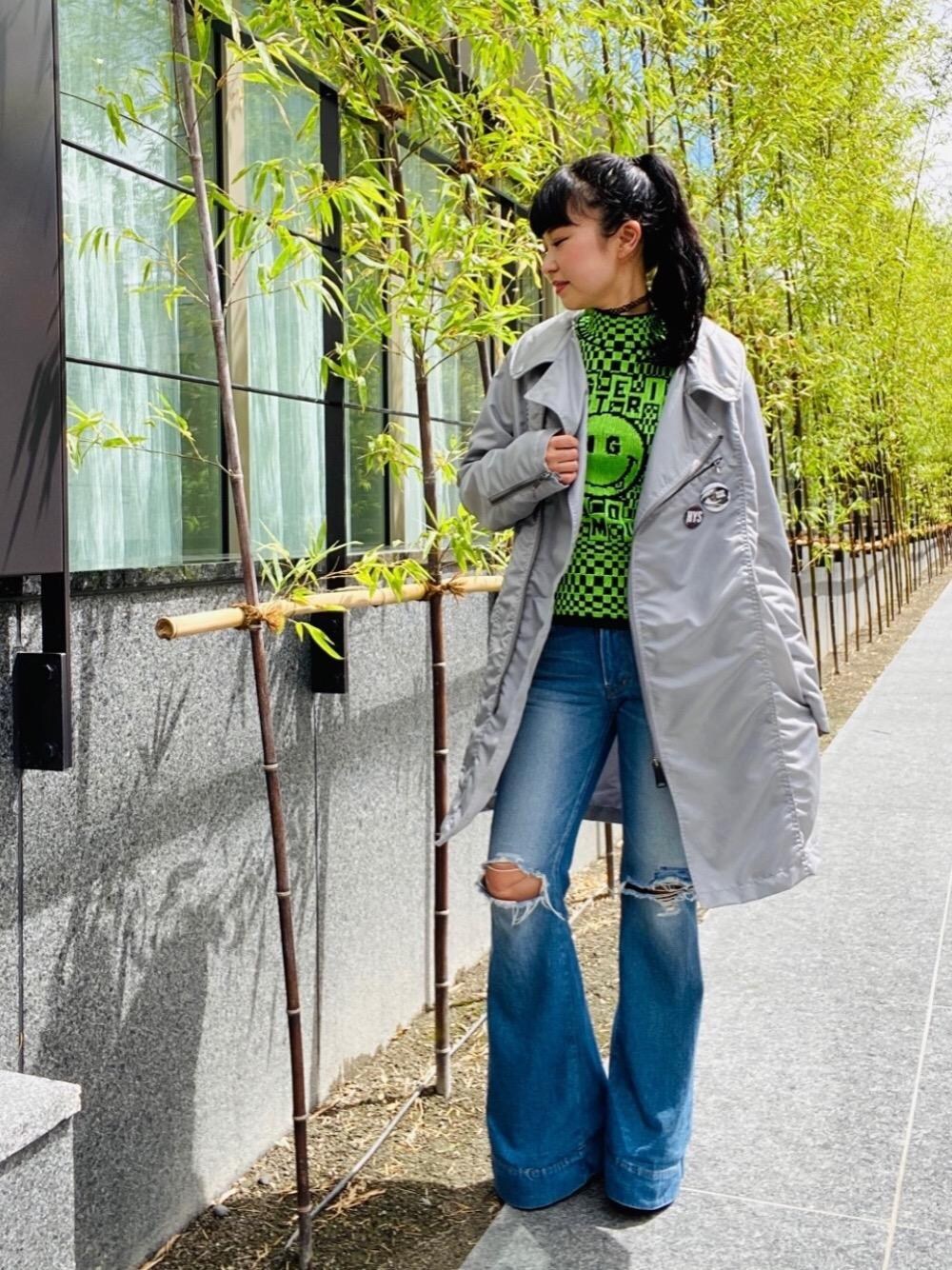「Hysteric Glamour、ラフコーデ、カジュアルコーデ、ヒステリックグラマー、ナイロンコート、ミリタリーコーデ」｜「HYSTERIC GLAMOURのローライズフレアデニムパンツ（デニムパンツ、ブルー系）」を使った、fukuchanさん（レディース・154cm）の秋コーディネートの1枚目の写真