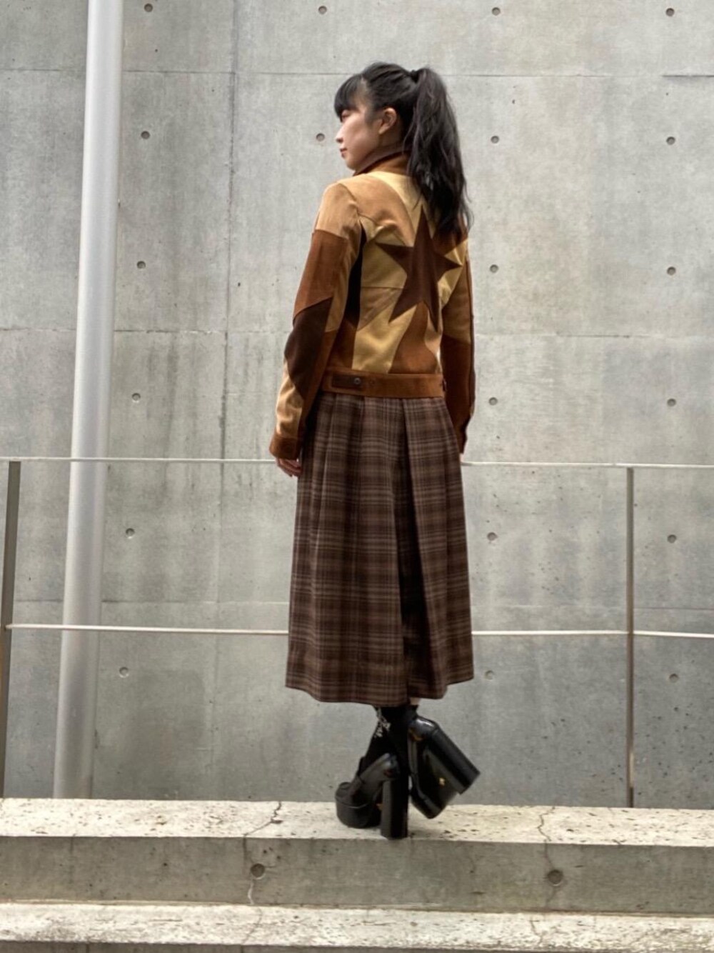 「レザー、Hysteric Glamour、キュロット、ラフコーデ、カジュアルコーデ、ヒステリックグラマー、HYSTERICS」｜「HYSTERIC GLAMOURのラムスエード パッチワークブルゾン（ブルゾン、ブラウン系）」を使った、fukuchanさん（レディース・154cm）の秋コーディネートの1枚目の写真