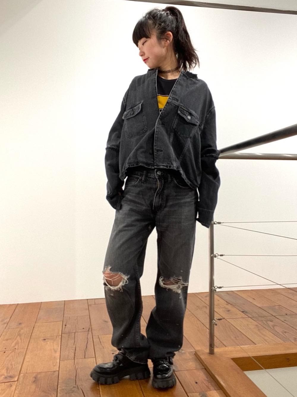 「ジージャン、Hysteric Glamour、ラフコーデ、カジュアルコーデ、ヒステリックグラマー、アメカジコーデ、でにむ、春こーで」｜「HYSTERIC GLAMOURのD．B． LOOKING AT YOU Tシャツ（Tシャツ/カットソー、ブラック系）」を使った、fukuchanさん（レディース・154cm）の春コーディネートの1枚目の写真