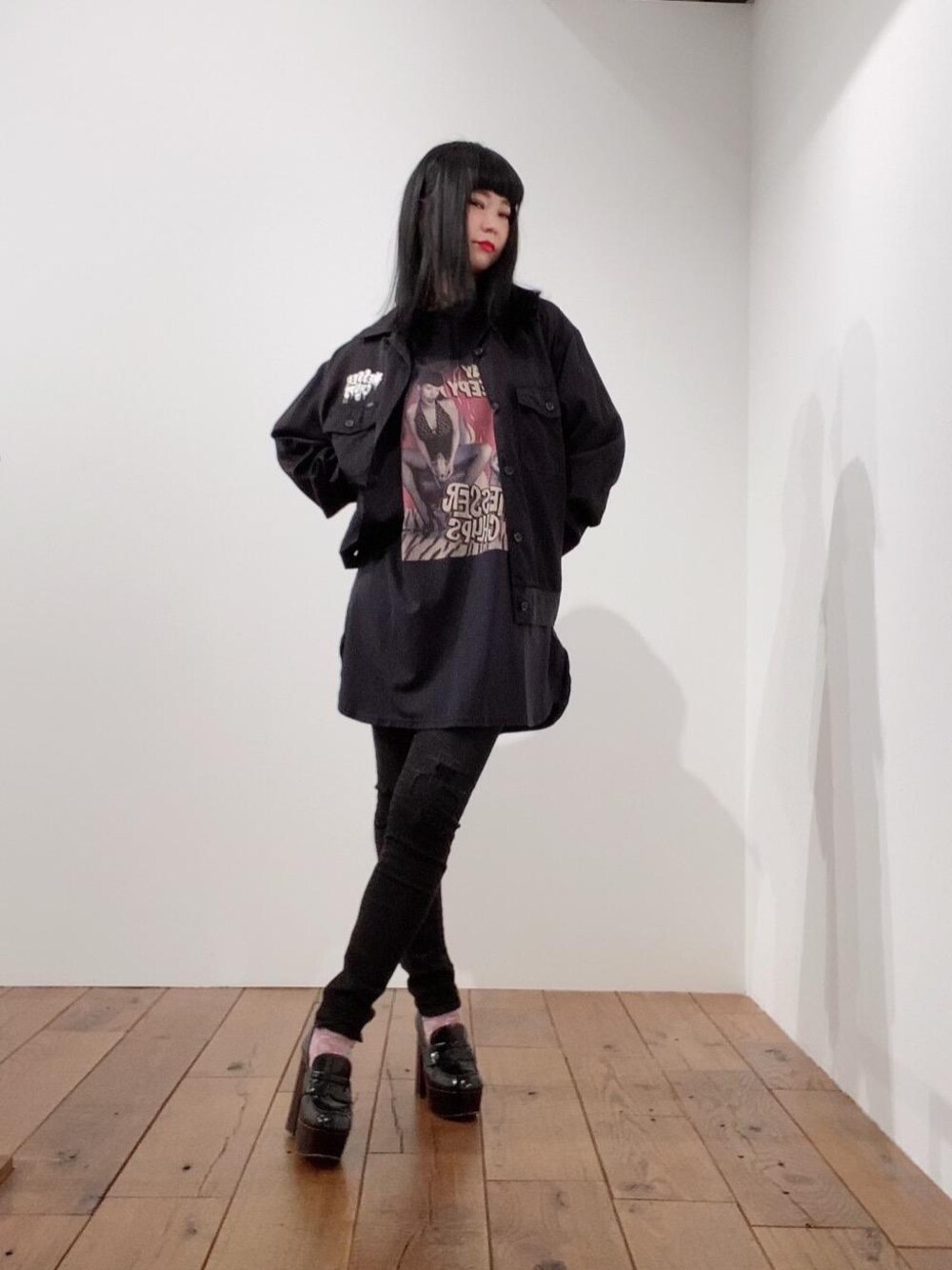 「スキニー、カジュアルコーデ、ヒステリックグラマー、ロックコーデ、HYSTERIC GLAMOUR」｜「HYSTERIC GLAMOURのKPR加工ストレッチデニム スキニーパンツ（デニムパンツ、ブラック系）」を使った、fukuchanさん（レディース・154cm）の春コーディネートの1枚目の写真