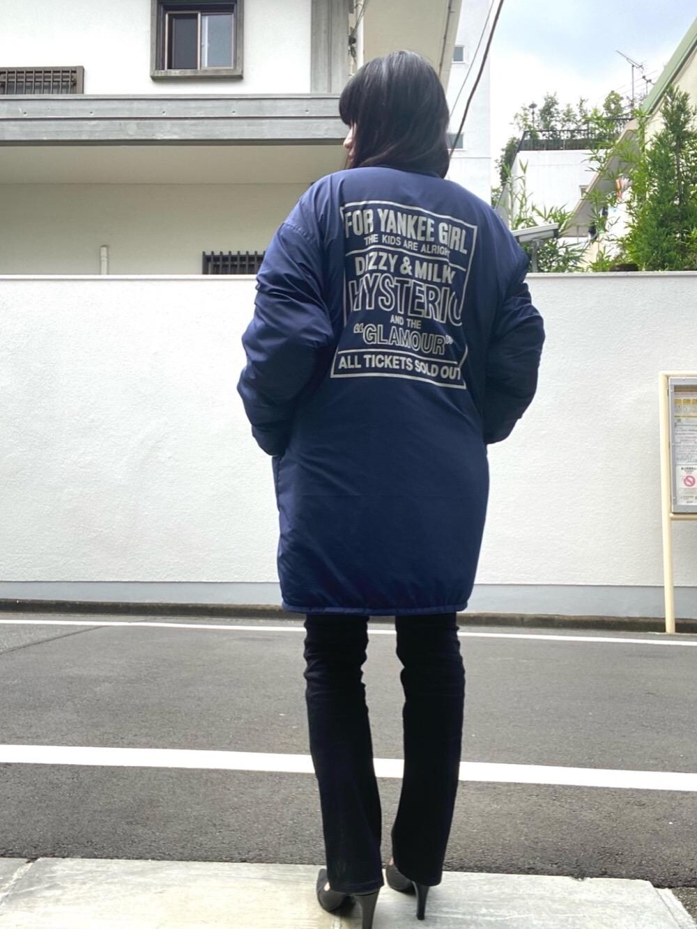 「コート、フレアパンツ、カジュアルコーデ、THE ROLLING STONES、ボアコート、hysteric glamour、らふこーで」｜「HYSTERIC GLAMOURのスリムブーツカットデニムパンツ（デニムパンツ、ブラック系）」を使った、fukuchanさん（レディース・154cm）の夏コーディネートの1枚目の写真