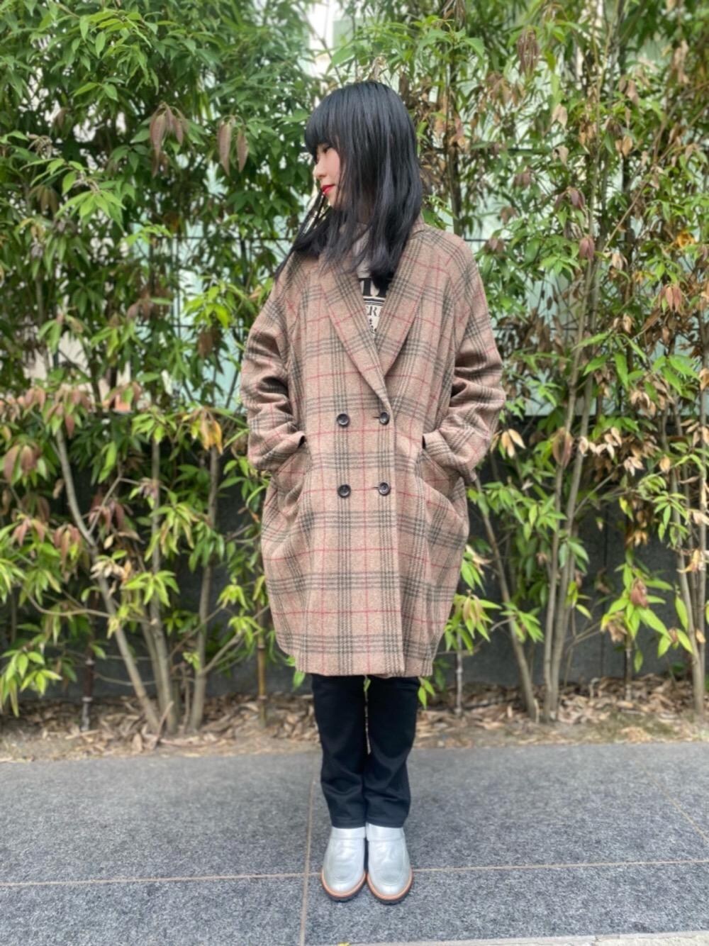 「コート、アウター、フレアパンツ、カジュアルコーデ、THE ROLLING STONES、hysteric glamour、らふこーで」｜「HYSTERIC GLAMOURのLOAFERS ANKLE ブーツ（ブーツ、シルバー系）」を使った、fukuchanさん（レディース・154cm）の夏コーディネートの1枚目の写真