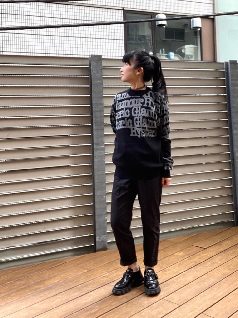 「ニット、カジュアルコーデ、ヒステリックグラマー、hysteric glamour、らふこーで」｜「HYSTERIC GLAMOURのSTUDS BELT コンバットシューズ（その他シューズ、ブラック系）」を使った、fukuchanさん（レディース・154cm）の秋コーディネートの1枚目の写真