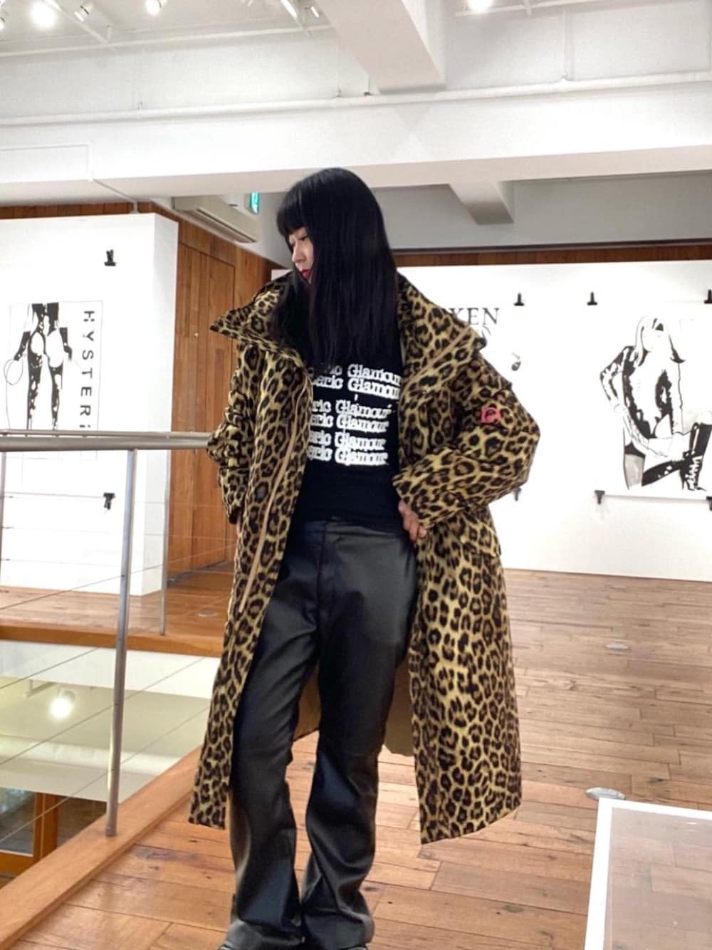 「レオパード、カジュアルコーデ、ヒステリックグラマー、hysteric glamour、らふこーで、ﾋﾞｯｸﾞｼﾙｴｯﾄ」｜「HYSTERIC GLAMOURのTYPE LOGO チビTシャツ（Tシャツ/カットソー、ブラック系）」を使った、fukuchanさん（レディース・154cm）の秋コーディネートの1枚目の写真