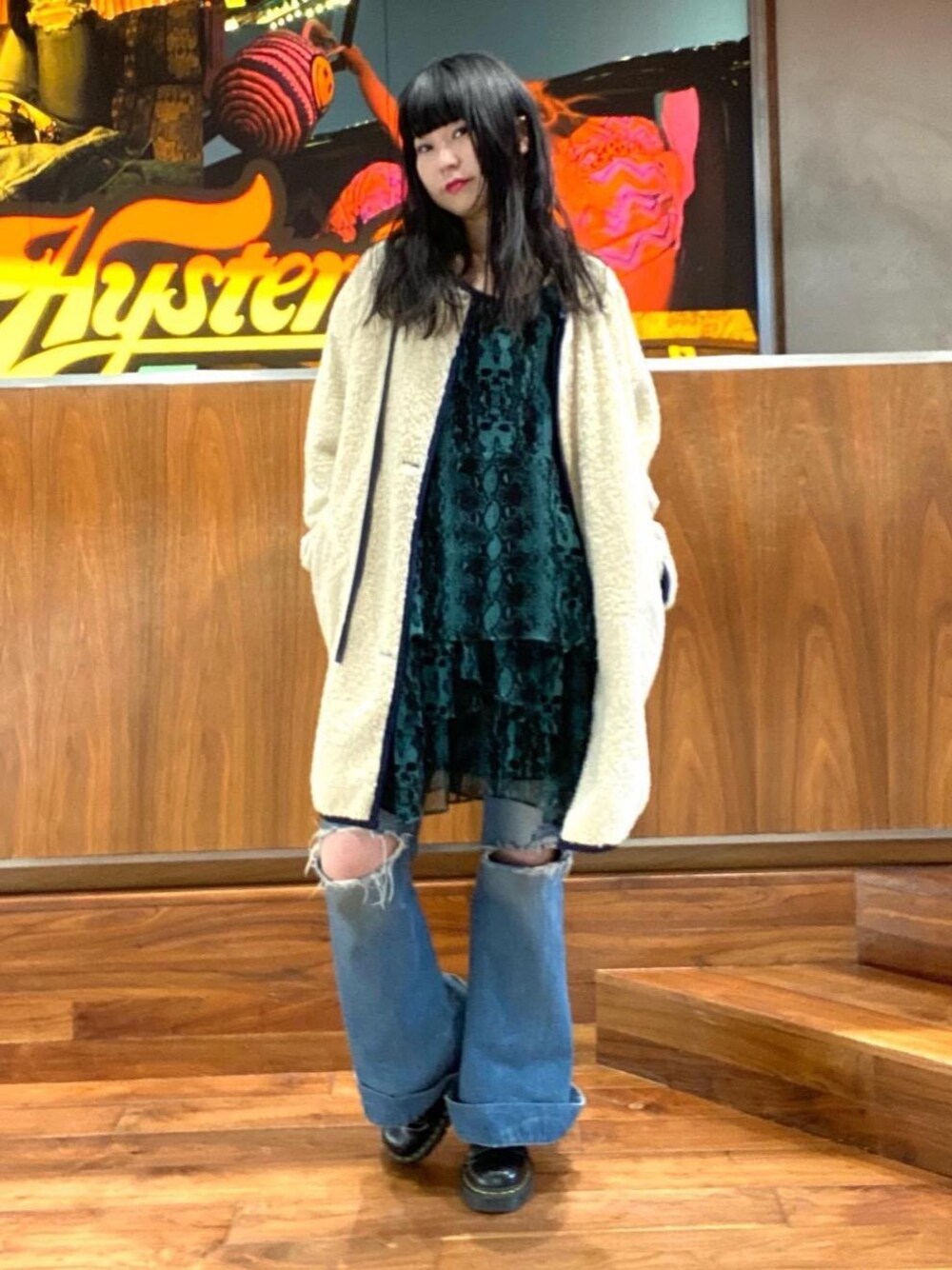 「ワンピース、フレアパンツ、カジュアルコーデ、ヒステリックグラマー、ボアコート、hysteric glamour」｜「HYSTERIC GLAMOURのローライズフレアデニムパンツ（デニムパンツ、ブルー系）」を使った、fukuchanさん（レディース・154cm）の冬コーディネートの1枚目の写真