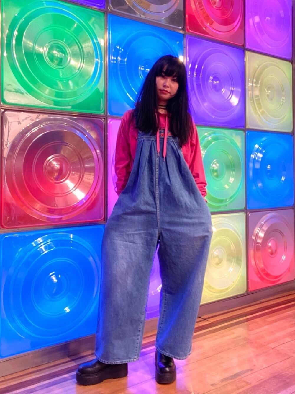 「オールインワン、カジュアルコーデ、ヒステリックグラマー、アメカジコーデ、でにむ、春こーで、hysteric glamour、らふこーで」｜「HYSTERIC GLAMOURのロゴ刺繍 デニムオールインワン（つなぎ/オールインワン、ブルー系）」を使った、fukuchanさん（レディース・154cm）の春コーディネートの1枚目の写真