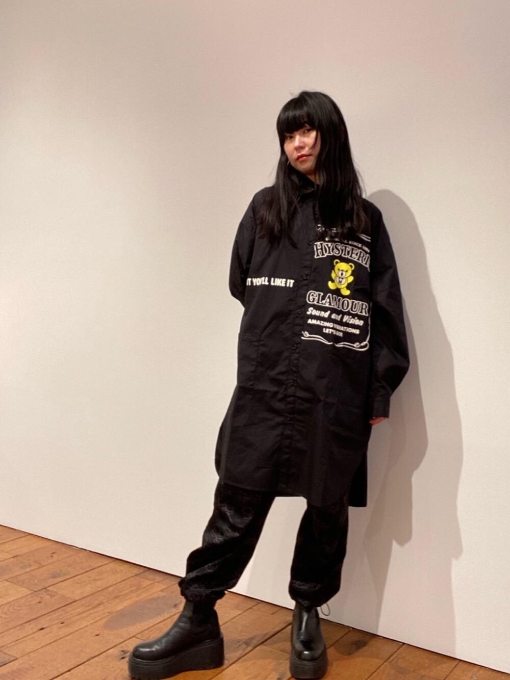 「長袖シャツ、カジュアルコーデ、ヒステリックグラマー、hysteric glamour、らふこーで」｜「HYSTERIC GLAMOURのBEAR LABEL オーバーサイズシャツワンピース（シャツワンピース、ブラック系）」を使った、fukuchanさん（レディース・154cm）の春コーディネートの1枚目の写真