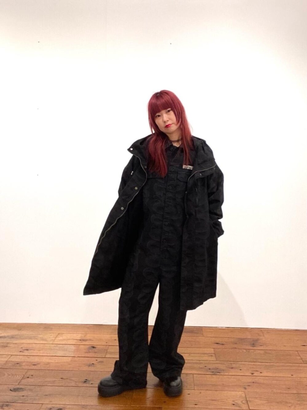「オールインワン、冬コーデ、カジュアルコーデ、ヒステリックグラマー、hysteric glamour、らふこーで」｜「HYSTERIC GLAMOURのSNAKE LOOP柄 フーデッドコート（その他アウター、ブラック系）」を使った、fukuchanさん（レディース・154cm）の秋コーディネートの1枚目の写真