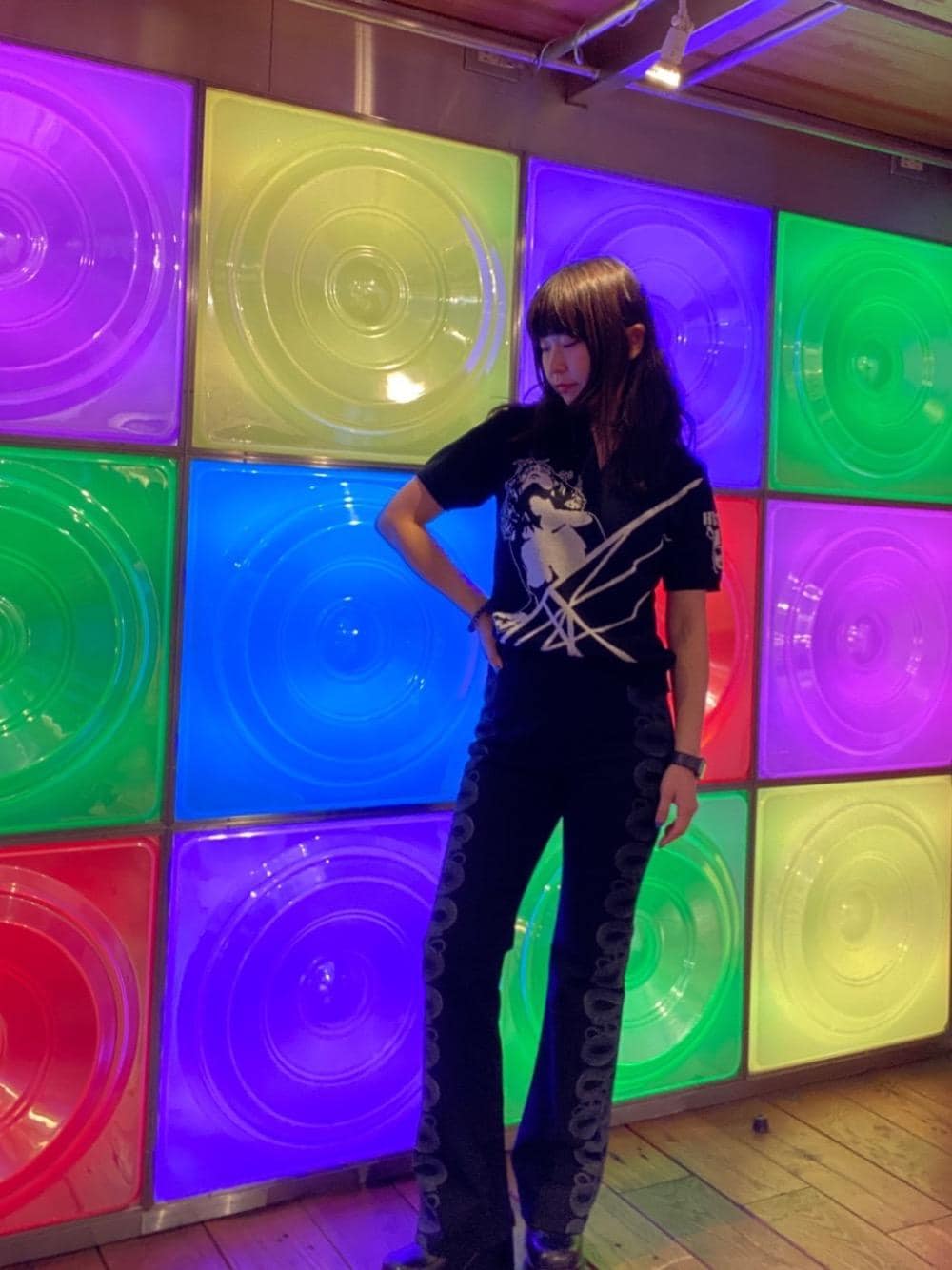 「カジュアル、フレアパンツ、ヒステリックグラマー、でにむ、春こーで、hysteric glamour、シャツ 」｜「HYSTERIC GLAMOURのSNAKE LOOP デニムフレアパンツ（デニムパンツ、ブラック系）」を使った、fukuchanさん（レディース・154cm）の春コーディネートの1枚目の写真