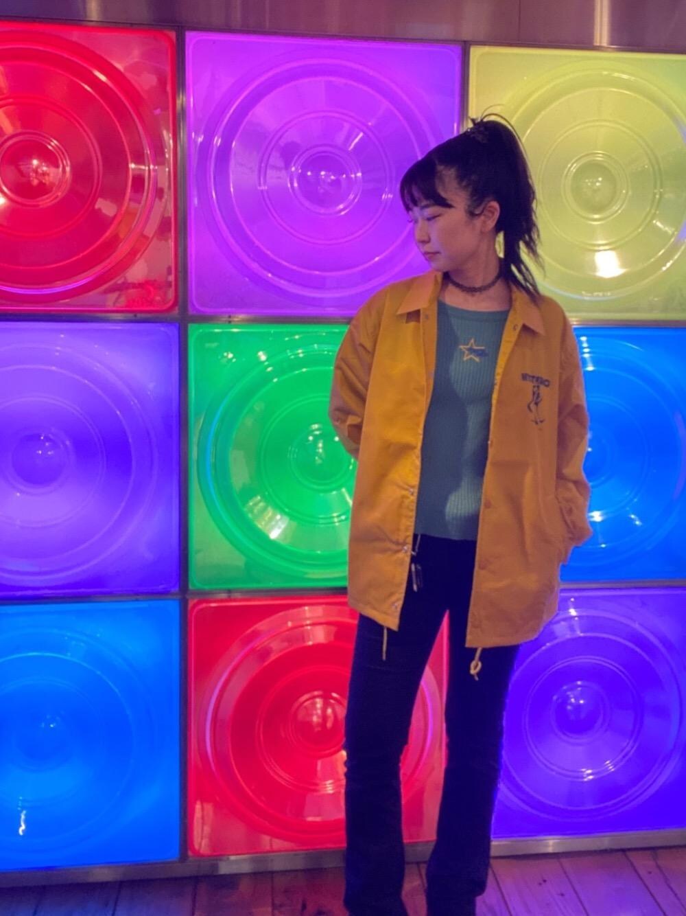 「カジュアル、雨の日、ナイロン、ヒステリックグラマー、hysteric glamour」｜「HYSTERIC GLAMOURのブラックサテンフレアパンツ（その他パンツ、ブラック系）」を使った、fukuchanさん（レディース・154cm）の春コーディネートの1枚目の写真