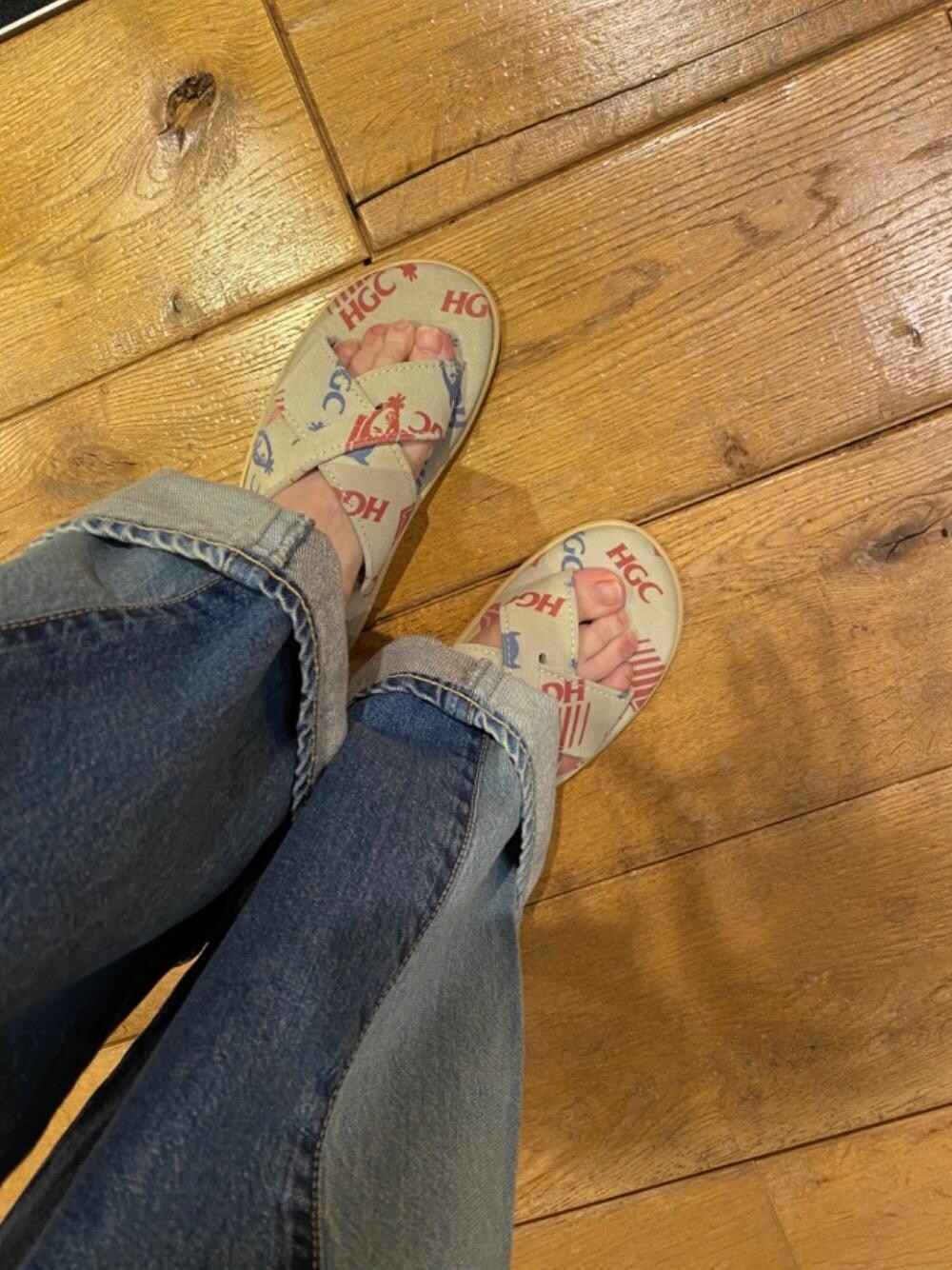 セットでお得！ヒステリックグラマー HGC柄クロスストラップサンダル&サコッシュ HYSTERIC GLAMOUR（ヒステリックグラマー）の「ISLAND SLIPPER