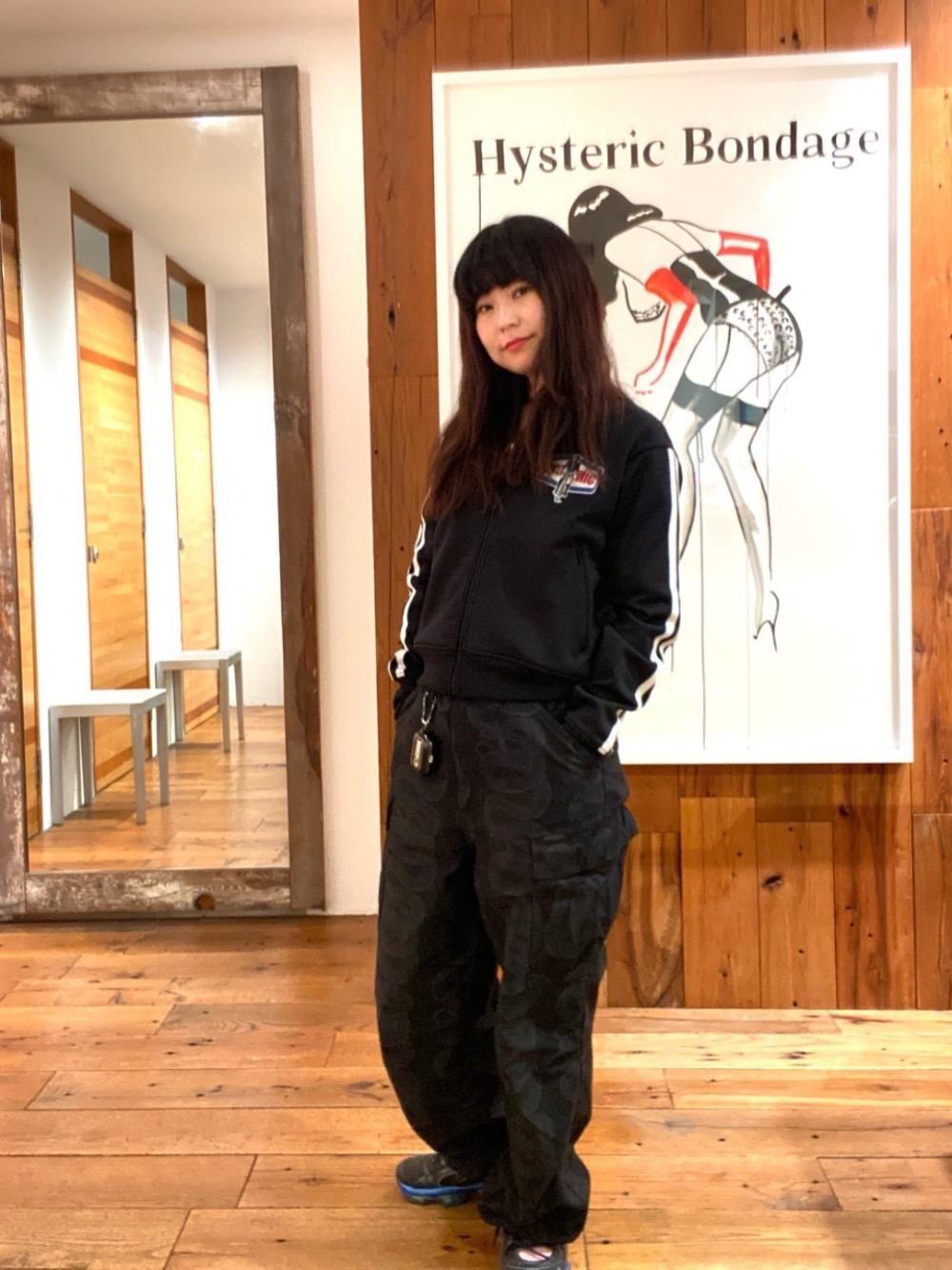 「ジャケット、総柄、カーゴパンツ、ヒステリックグラマー、hysteric glamour、らふこーで、ストリート⁈」｜「HYSTERIC GLAMOURのCLASSIC COLLAGE トラックジャケット（ジャージ、ブラック系）」を使った、fukuchanさん（レディース・154cm）の秋コーディネートの1枚目の写真