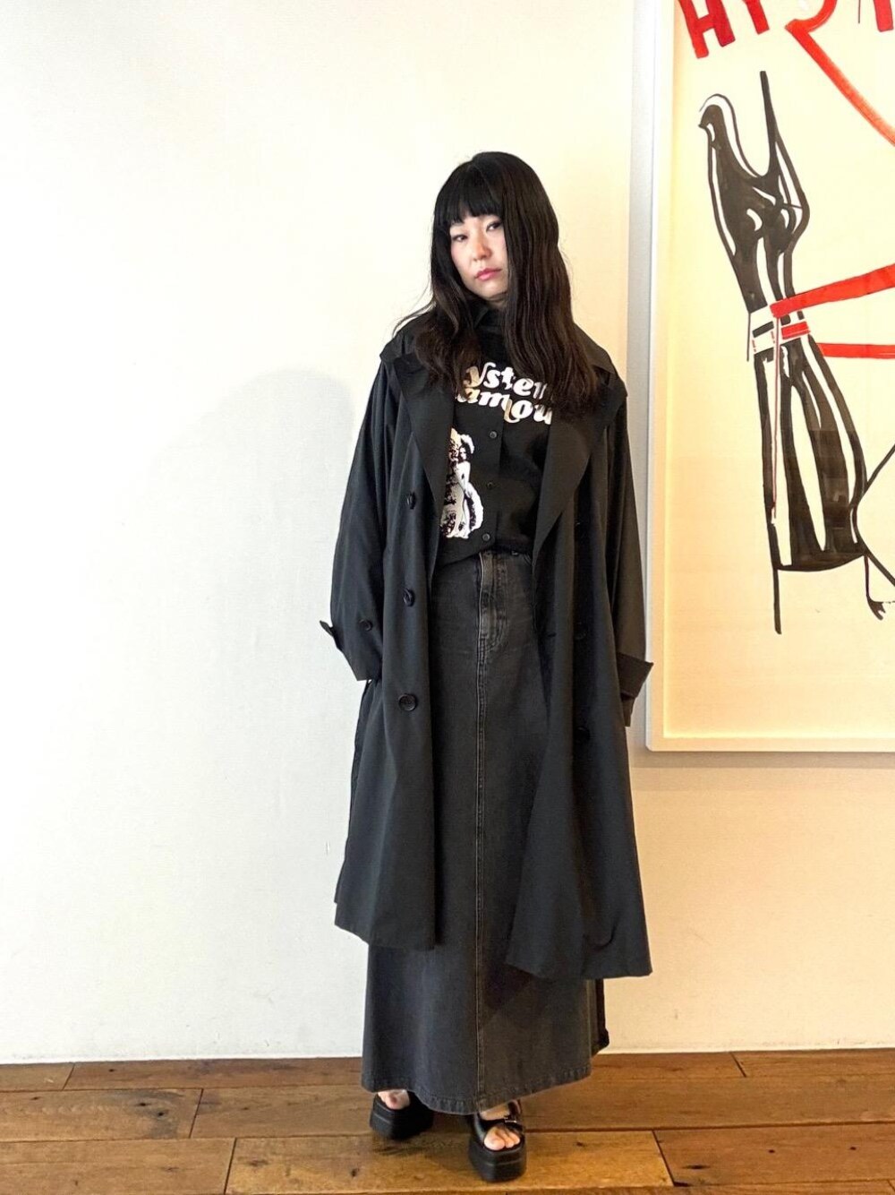 「ブラック、トレンチ、雨、春コーデ、レインコート、撥水、ヒステリックグラマー、HYSTERIC GLAMOUR」｜「HYSTERIC GLAMOURのSEE NO EVIL 2WAYトレンチコート（トレンチコート、ブラック系）」を使った、fukuchanさん（レディース・154cm）の春コーディネートの1枚目の写真