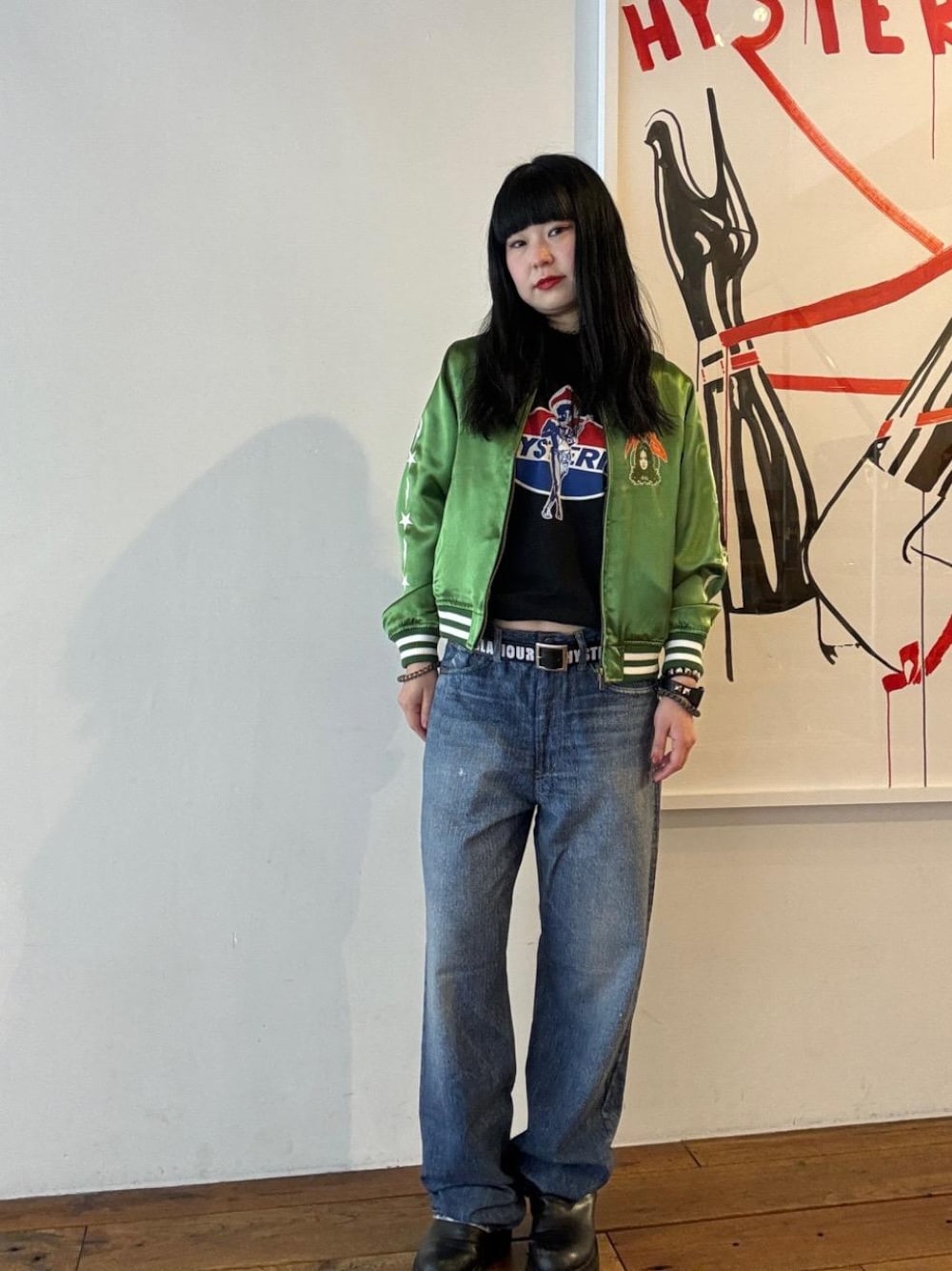 「ストリート、ラフコーデ、ヒステリックグラマー、HYSTERIC GLAMOUR」｜「HYSTERIC GLAMOURのFUTURE DAYS刺繍 スカジャン（スカジャン、グリーン系）」を使った、fukuchanさん（レディース・154cm）の春コーディネートの1枚目の写真