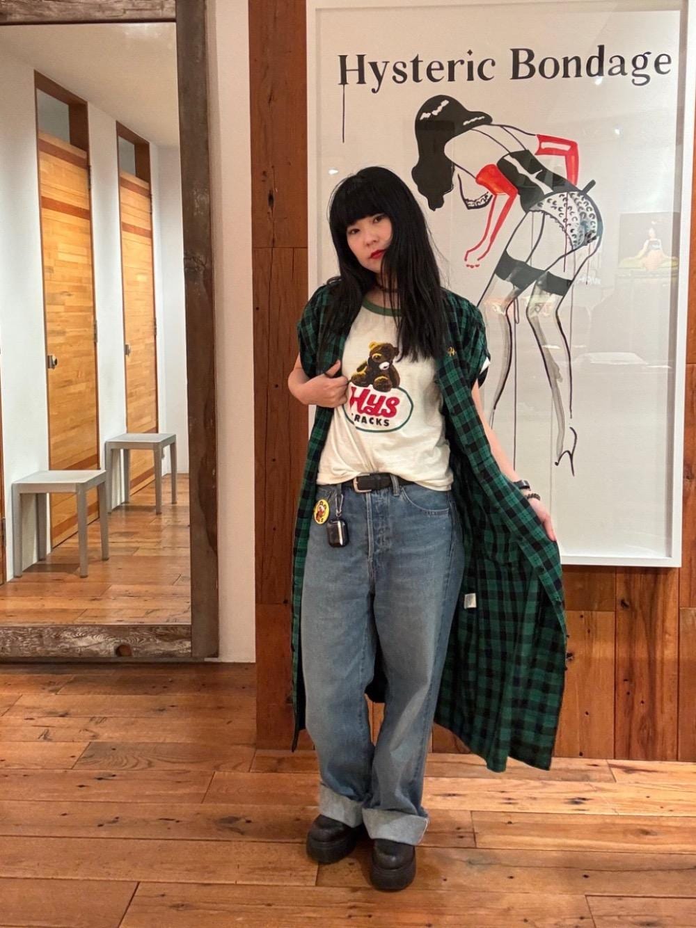 「デニム、ストリート、HYSTERICS、HYSTERIC GLAMOUR、ワンピ―ス」｜「HYSTERIC GLAMOURのアメリカンシーアイランドコットンデニム ストレートバギーパンツ（デニムパンツ、ブルー系）」を使った、fukuchanさん（レディース・154cm）の春コーディネートの1枚目の写真