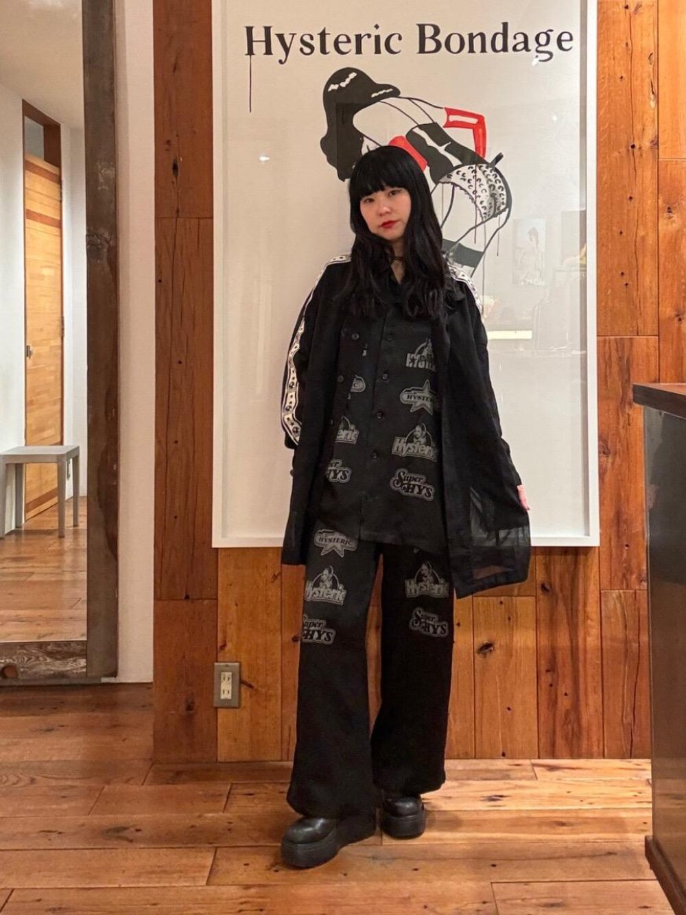 「ラフコーデ、ヒステリックグラマー、HYSTERIC GLAMOUR、シャツ 、ワイドパンツ 」｜「HYSTERIC GLAMOURのDIZZY＆MILKY刺繍 オーバーサイズシャツジャケット（ブルゾン、ブラック系）」を使った、fukuchanさん（レディース・154cm）の春コーディネートの1枚目の写真