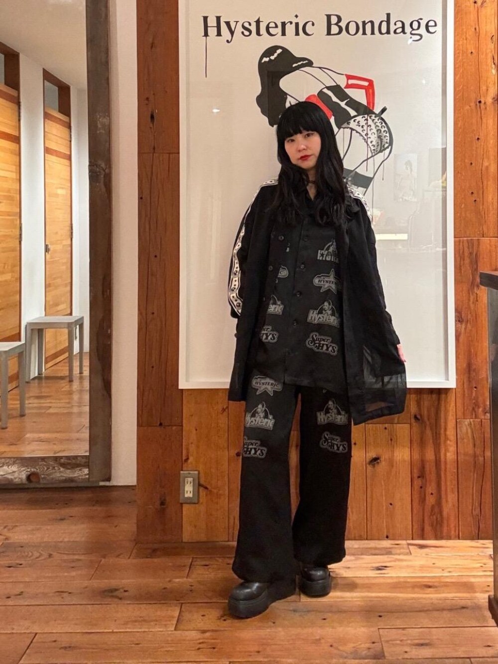 「総柄、ヒステリックグラマー、HYSTERIC GLAMOUR、シャツ 、ワイドパンツ 」｜「HYSTERIC GLAMOURのDIZZY＆MILKY刺繍 オーバーサイズシャツジャケット（ブルゾン、ブラック系）」を使った、fukuchanさん（レディース・154cm）の春コーディネートの1枚目の写真