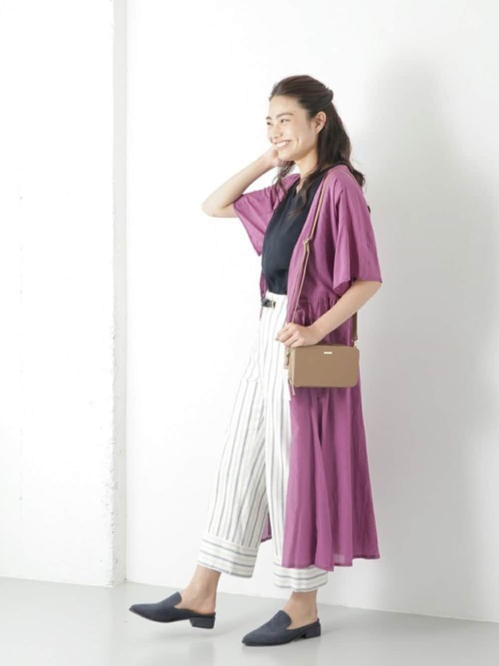 「シンプル、大人カジュアル、大人コーデ、RODE SKO、シンプルコーデ、ガウン、オトナカジュアル、ootd、ショルダーバッグ」｜「RODE SKOのRODE SKO SANDRA お財布ポシェット（ショルダーバッグ、イエロー系）」を使った、RODE SKO ONLINE STOREさん（レディース・164cm）の夏コーディネートの1枚目の写真