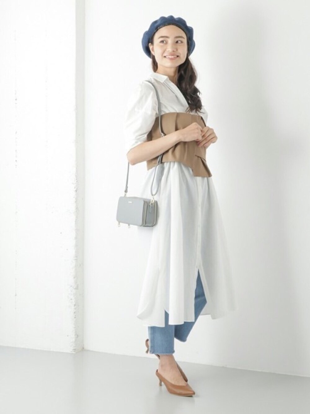 「RODE SKO、shoes、大人カジュアル、シンプル、大人コーデ、シャツワンピ、デニム、ベレー帽、ポインテッドトゥ、レイヤードスタイル」｜「RODE SKOのRODE SKO SANDRA お財布ポシェット（ショルダーバッグ、グレー系）」を使った、RODE SKO ONLINE STOREさん（レディース・164cm）の夏コーディネートの1枚目の写真
